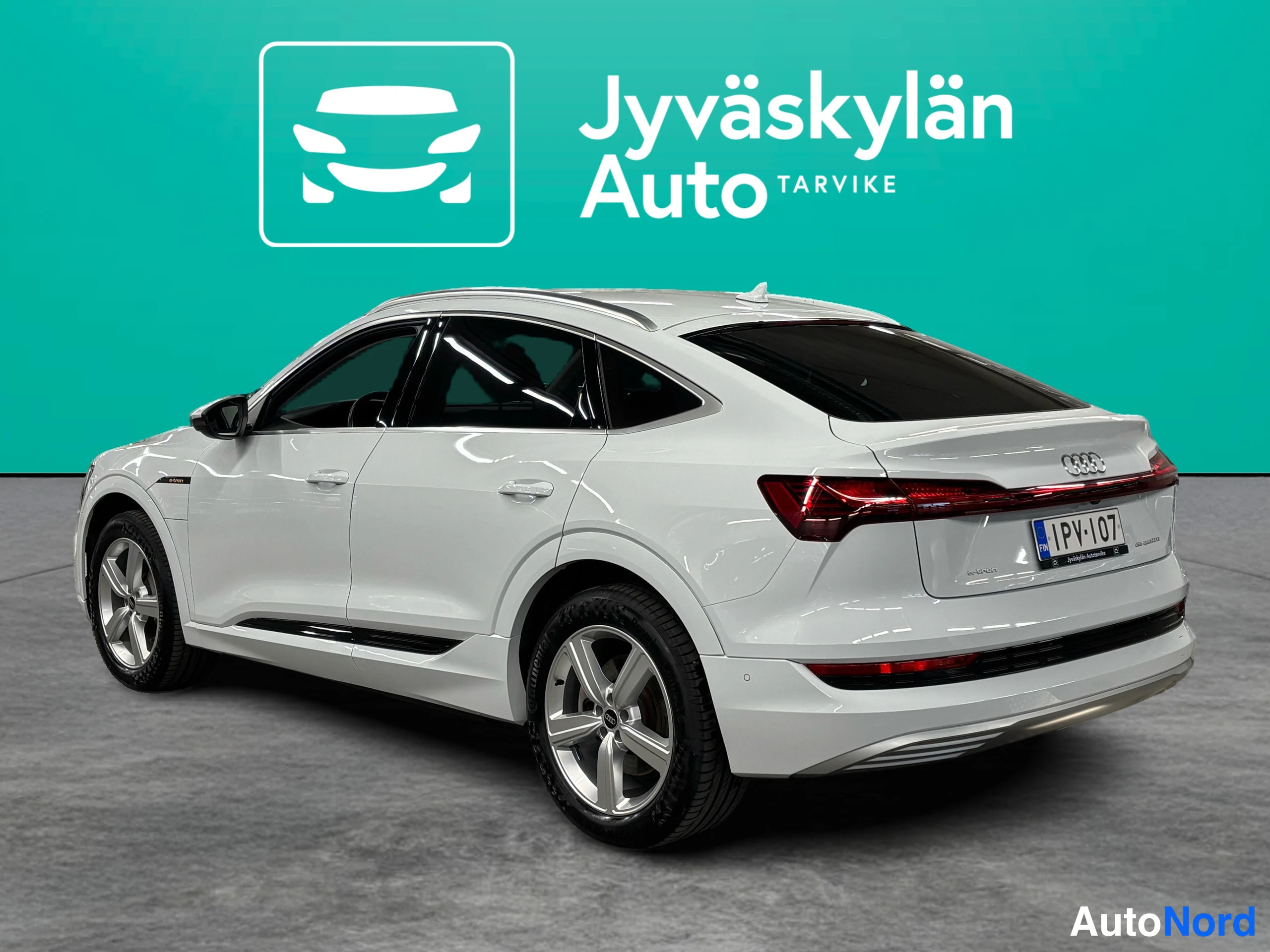 Valkoinen Audi e-tron 2022, takaviisto, kuva 10