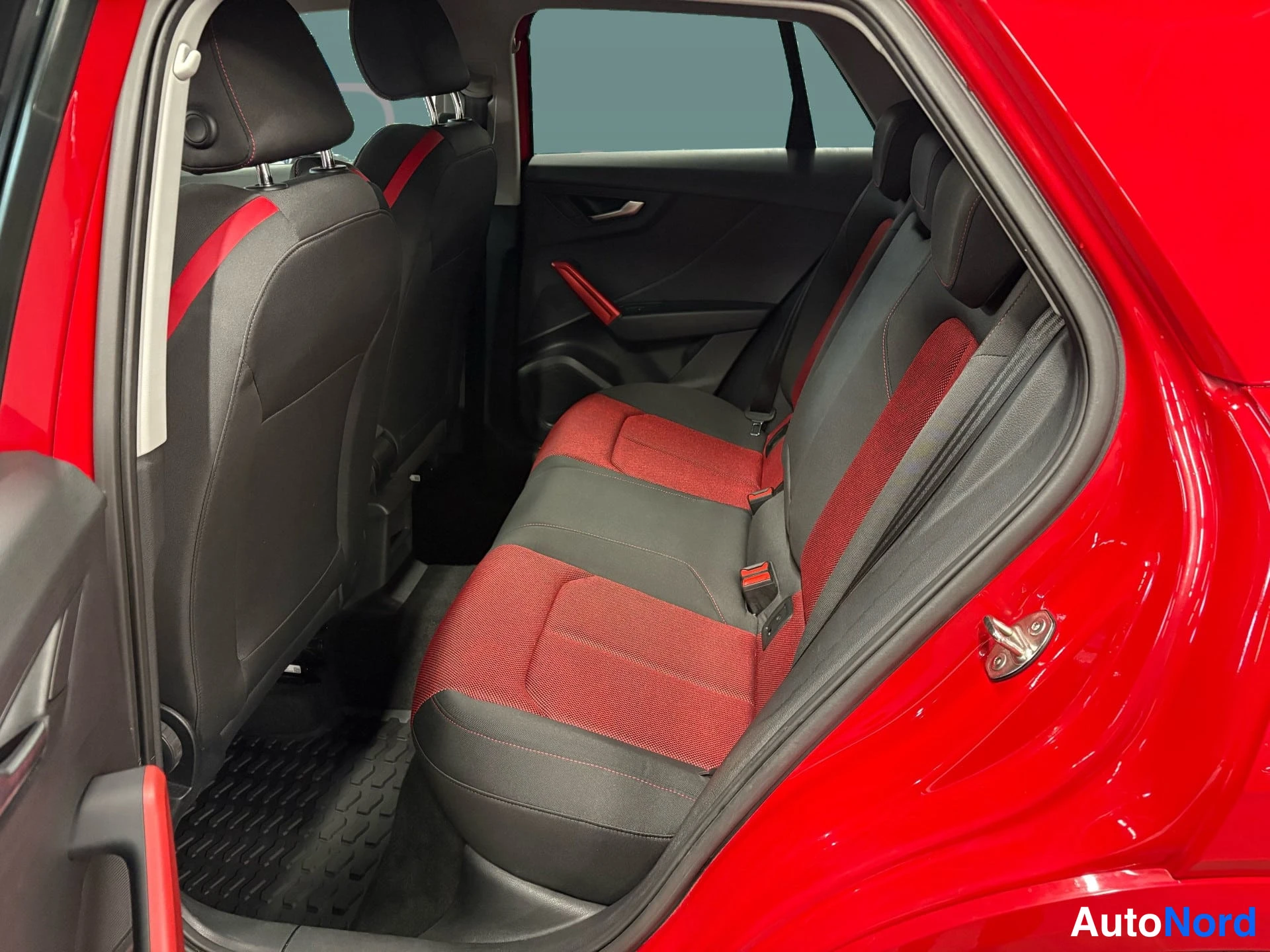 Röd Audi Q2 2018, baksäten, bild 11