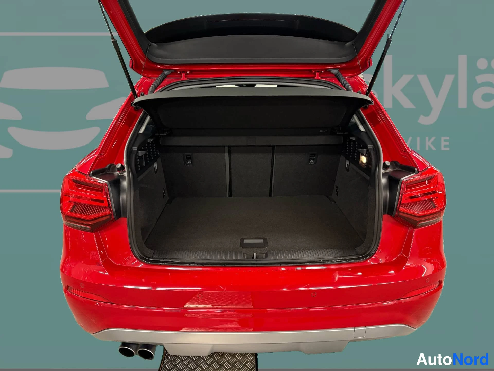 Röd Audi Q2 2018, bagageutrymme, bild 12