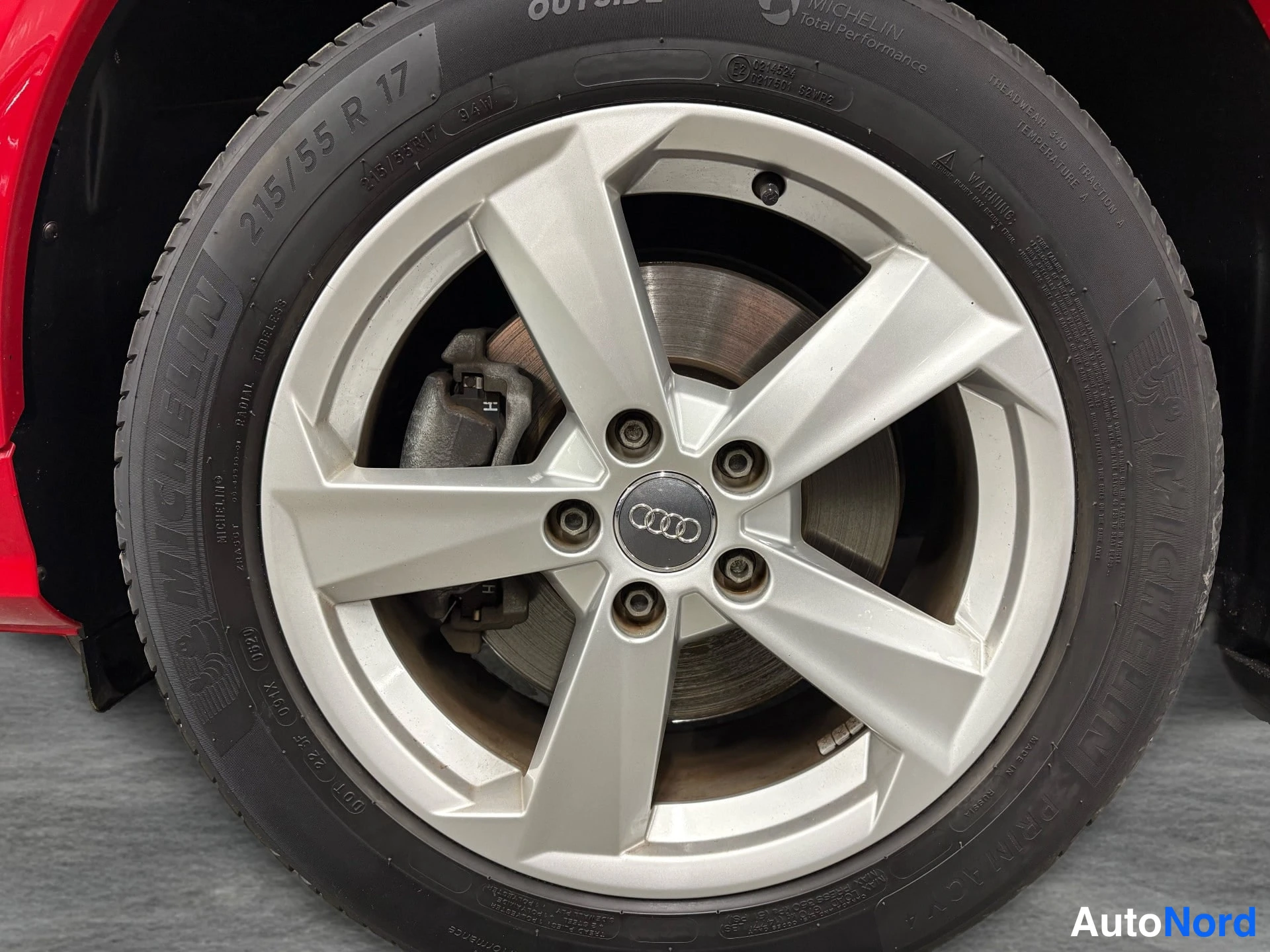 Röd Audi Q2 2018, detalj, bild 14