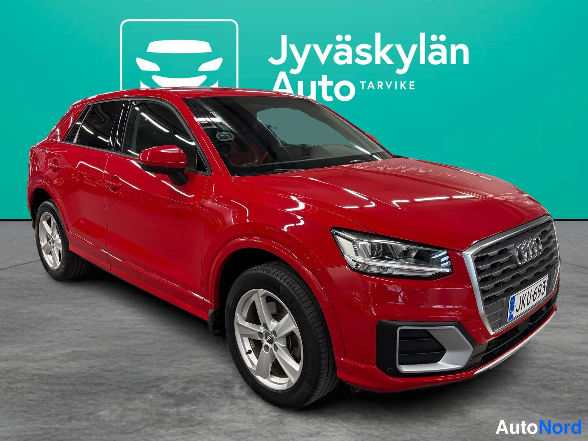 Röd Audi Q2 2018, snett framifrån, fronten åt höger, bild 2