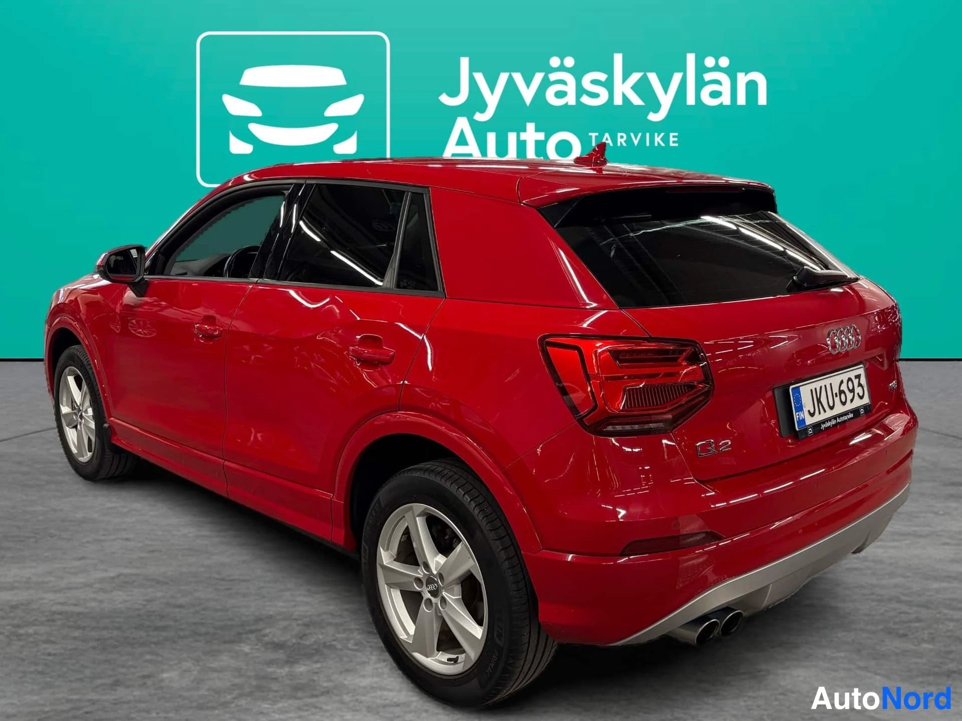 Röd Audi Q2 2018, snett bakifrån, bild 4