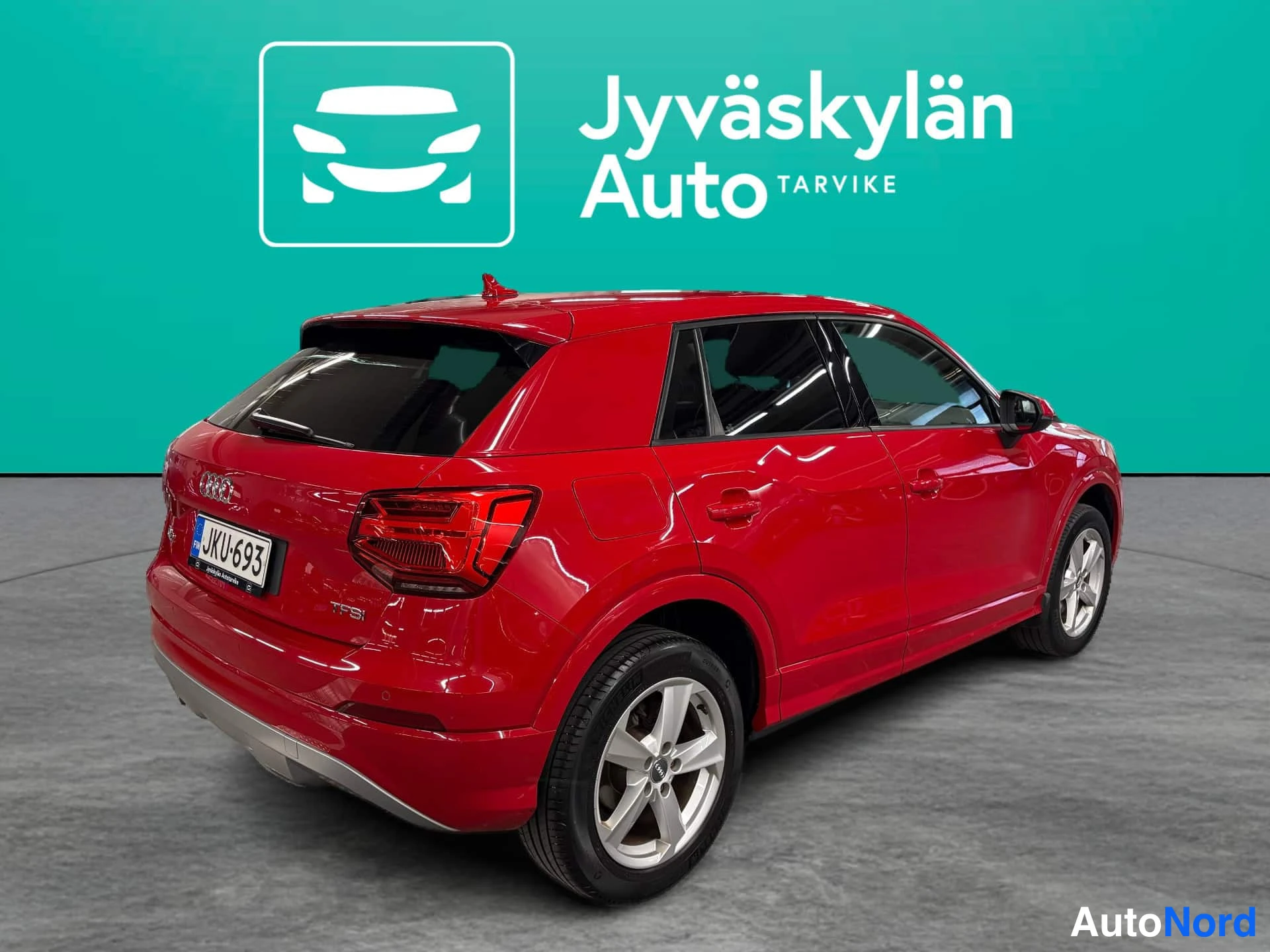 Röd Audi Q2 2018, snett bakifrån, bild 5