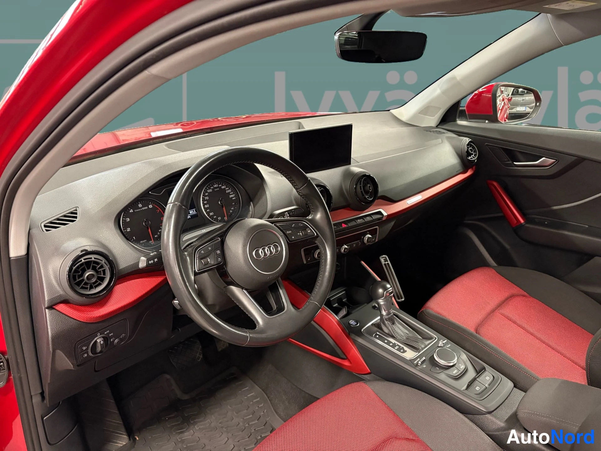 Röd Audi Q2 2018, förarplats, bild 8