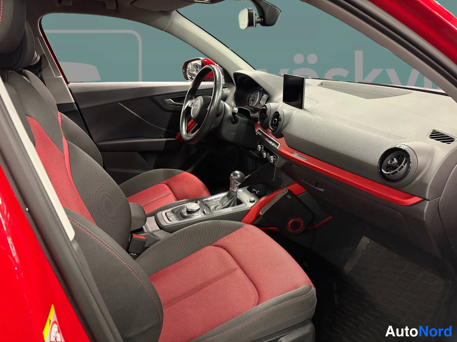 Röd Audi Q2 2018, framsäten, bild 10