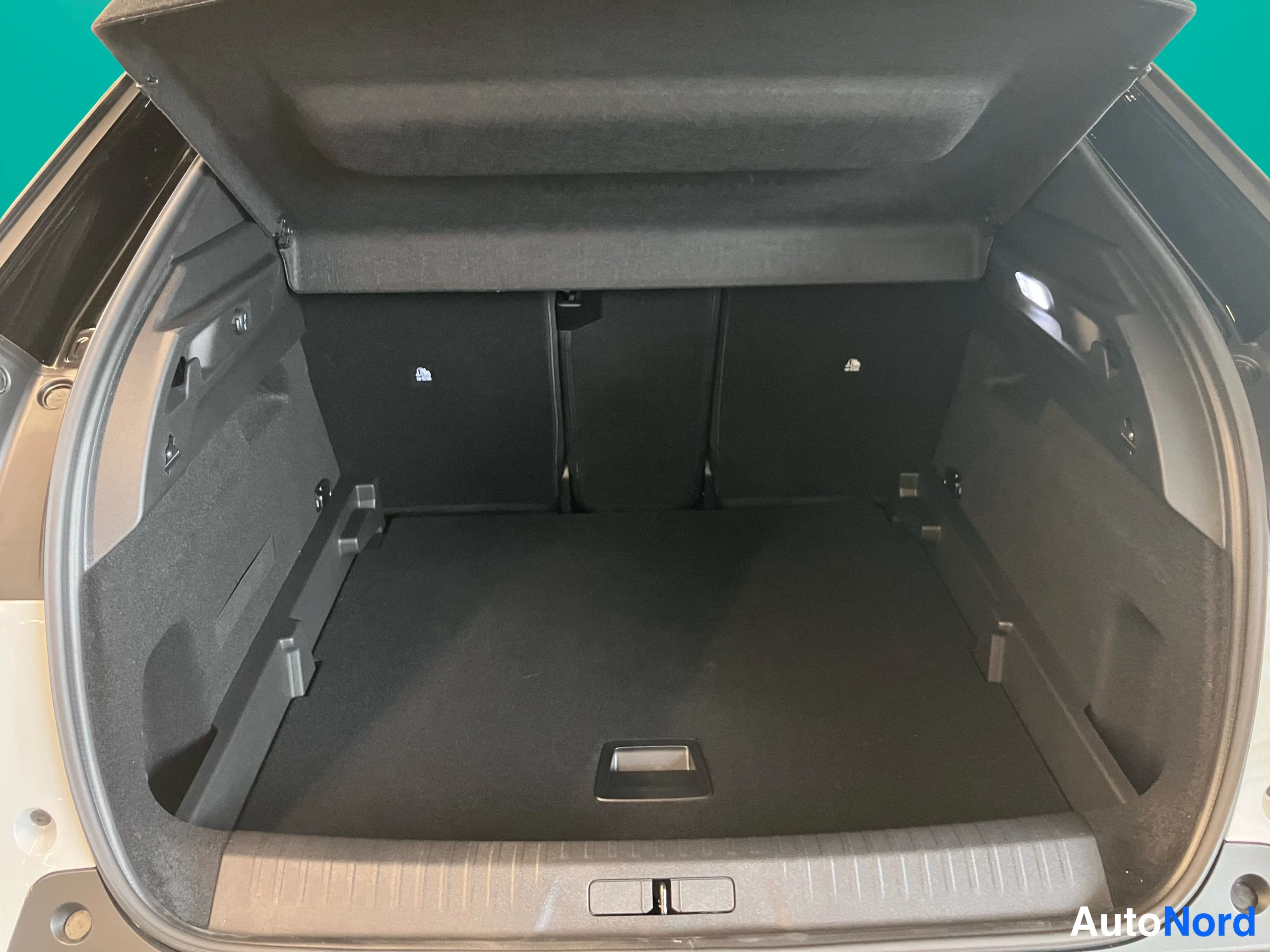 Valkoinen Peugeot 3008 2026, tavaratila, kuva 22