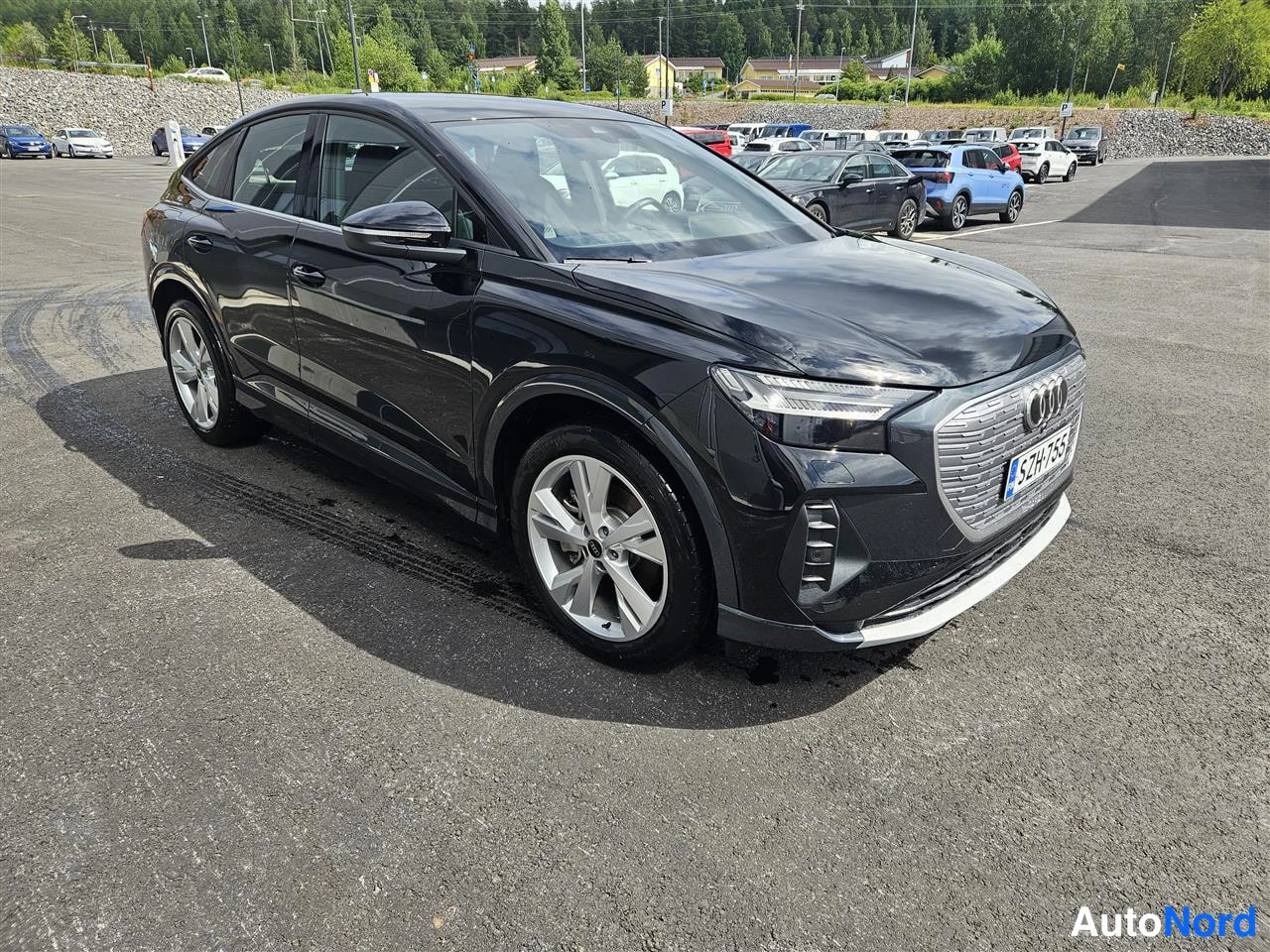 Musta Audi Q4 e-tron 2025, etuviisto, keula oikealle, kuva 3