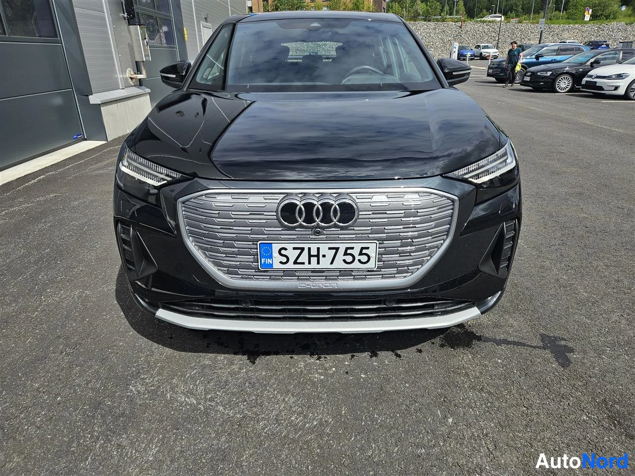 Musta Audi Q4 e-tron 2025, edestä, kuva 4