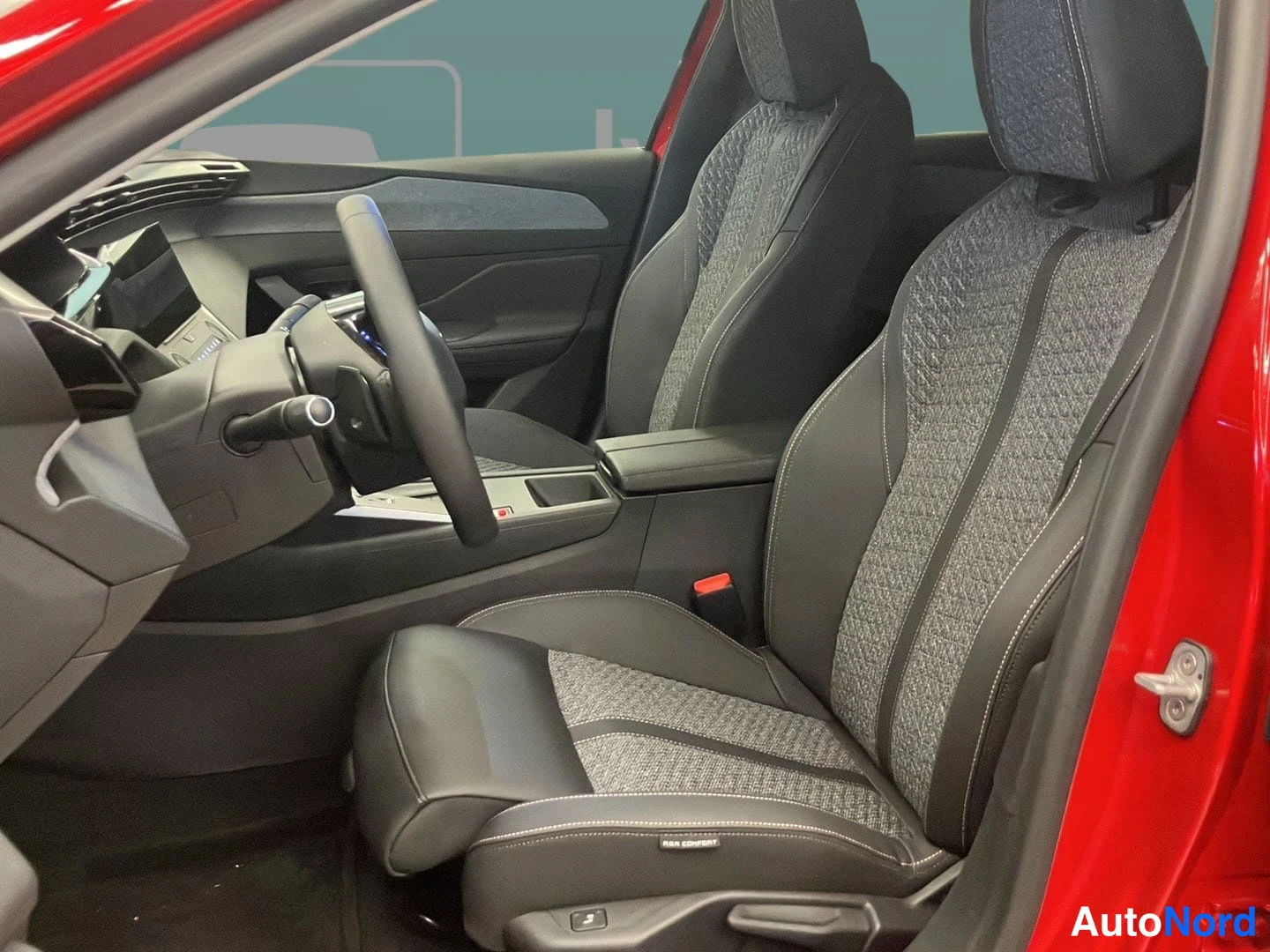 Punainen Peugeot 408 2026, etuistuimet, kuva 8