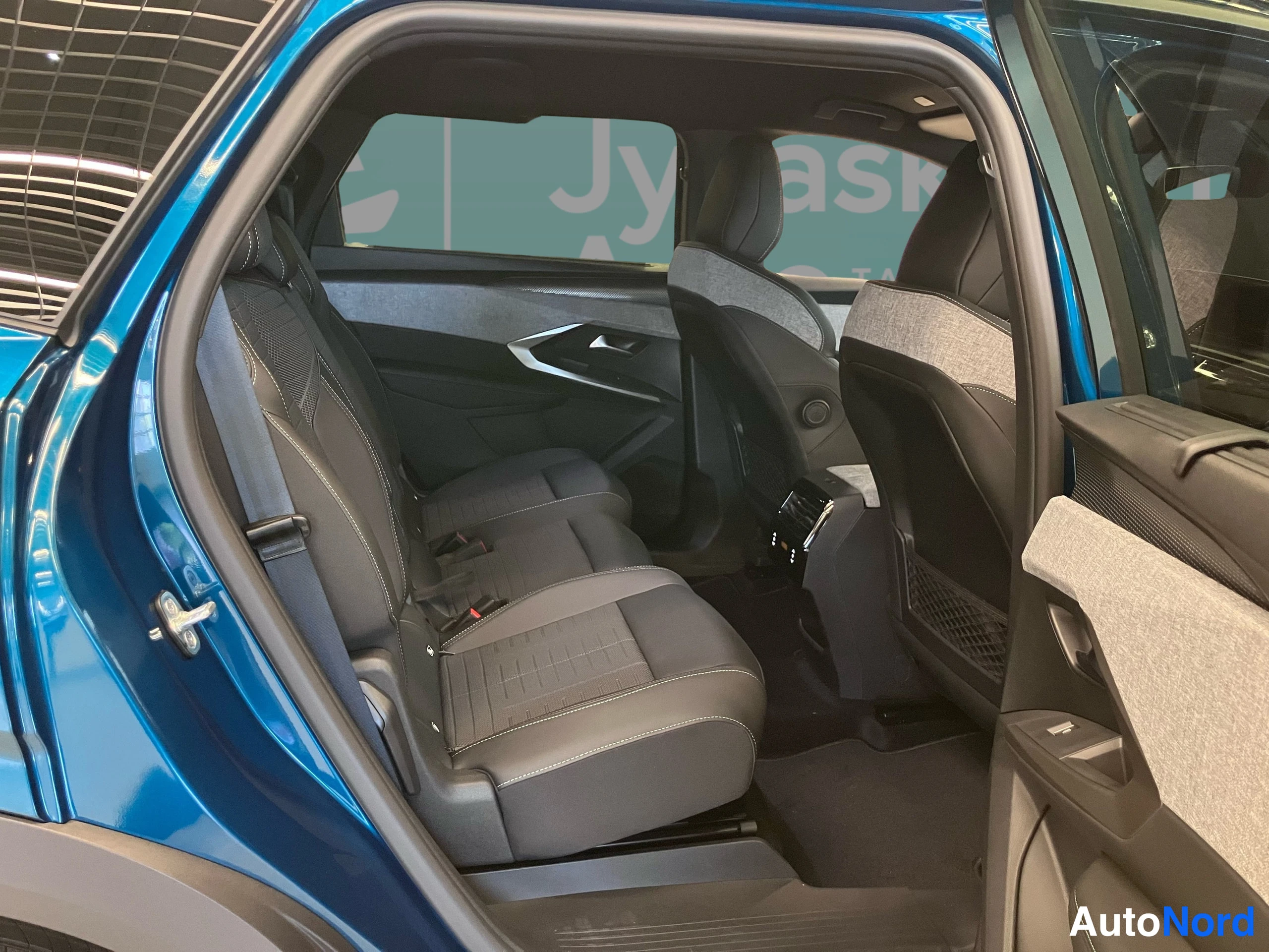 Sininen Peugeot 5008 2026, takaistuimet, kuva 16