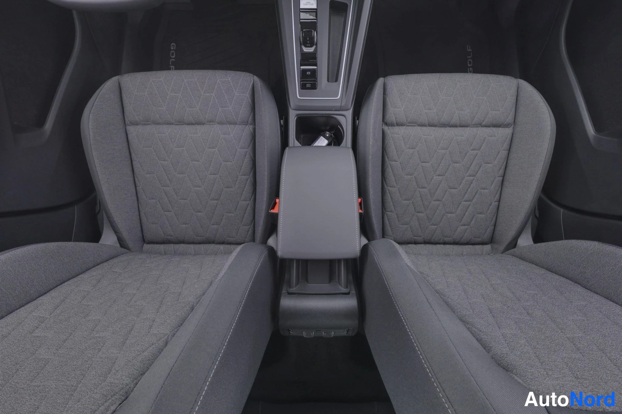 Harmaa Volkswagen Golf 2026, etuistuimet, kuva 19