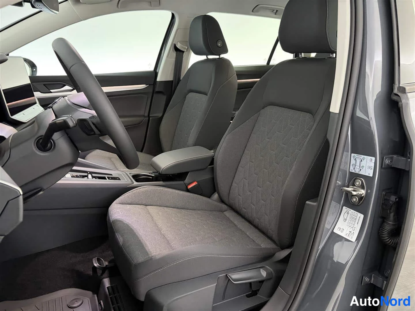 Harmaa Volkswagen Golf 2026, etuistuimet, kuva 21