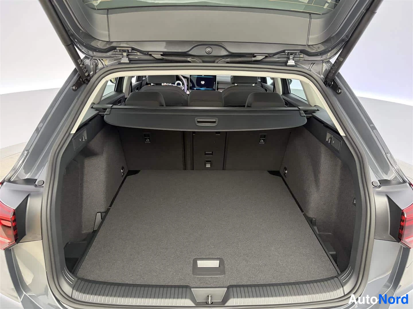 Harmaa Volkswagen Golf 2026, tavaratila, kuva 23