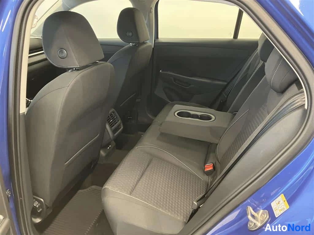 Sininen Volkswagen T-Roc 2026, takaistuimet, kuva 8