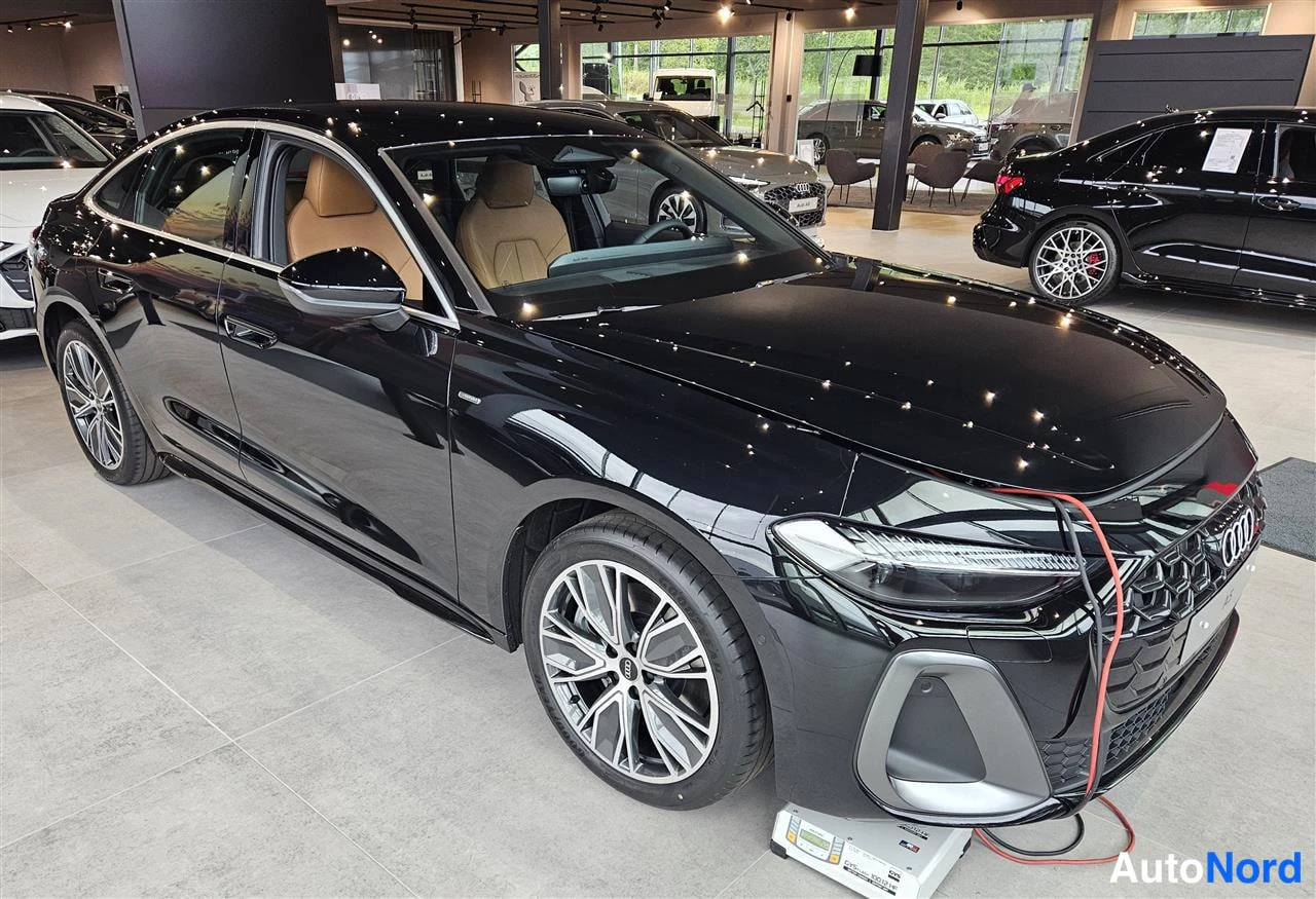 Musta Audi A5 2026, etuviisto, keula oikealle, kuva 4