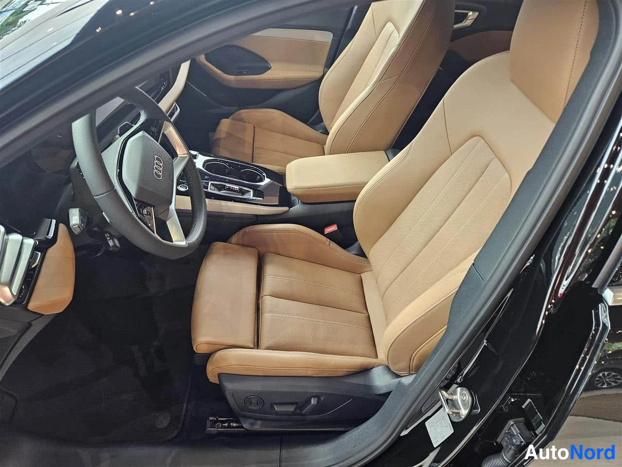 Musta Audi A5 2026, etuistuimet, kuva 15