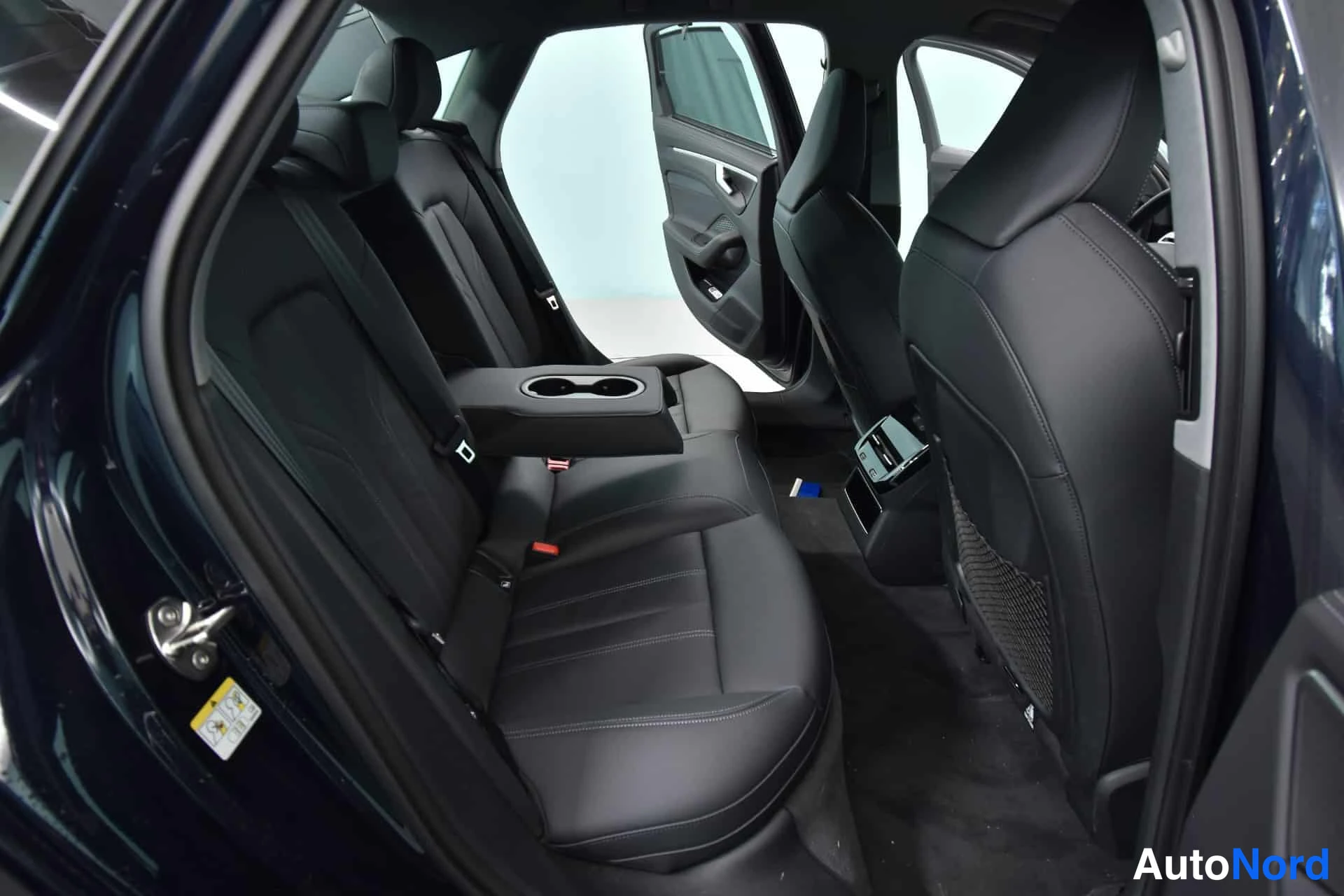 Sininen Audi A6 2026, takaistuimet, kuva 24