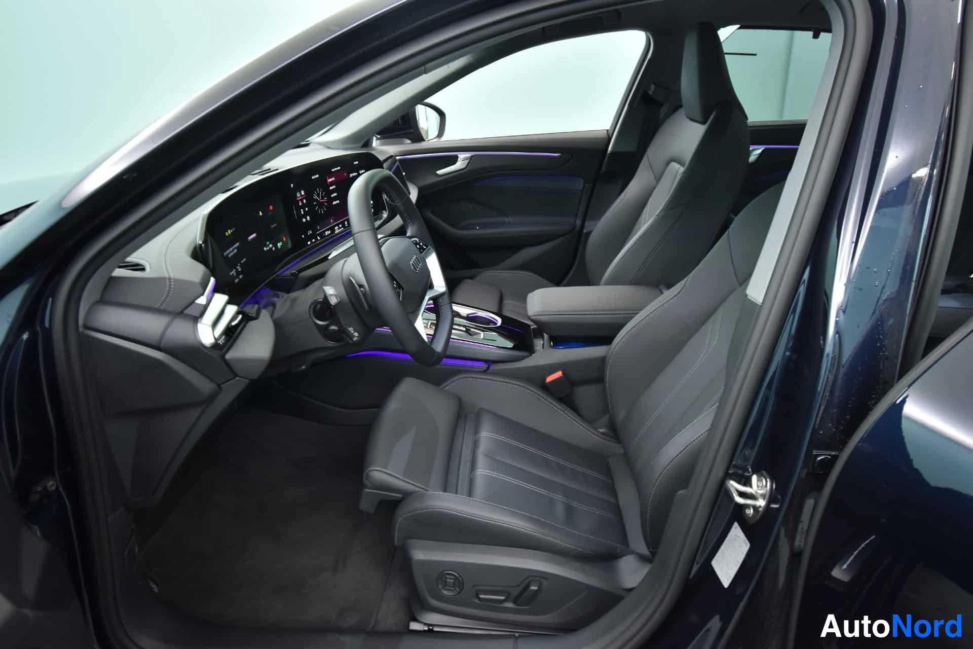Sininen Audi A6 2026, ohjaamo, kuva 16