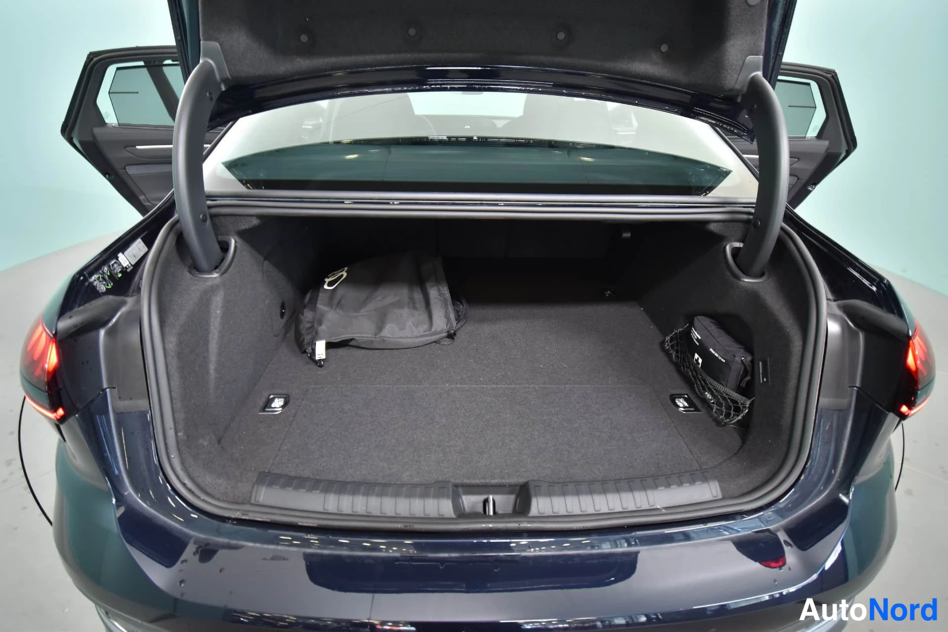 Sininen Audi A6 2026, tavaratila, kuva 25