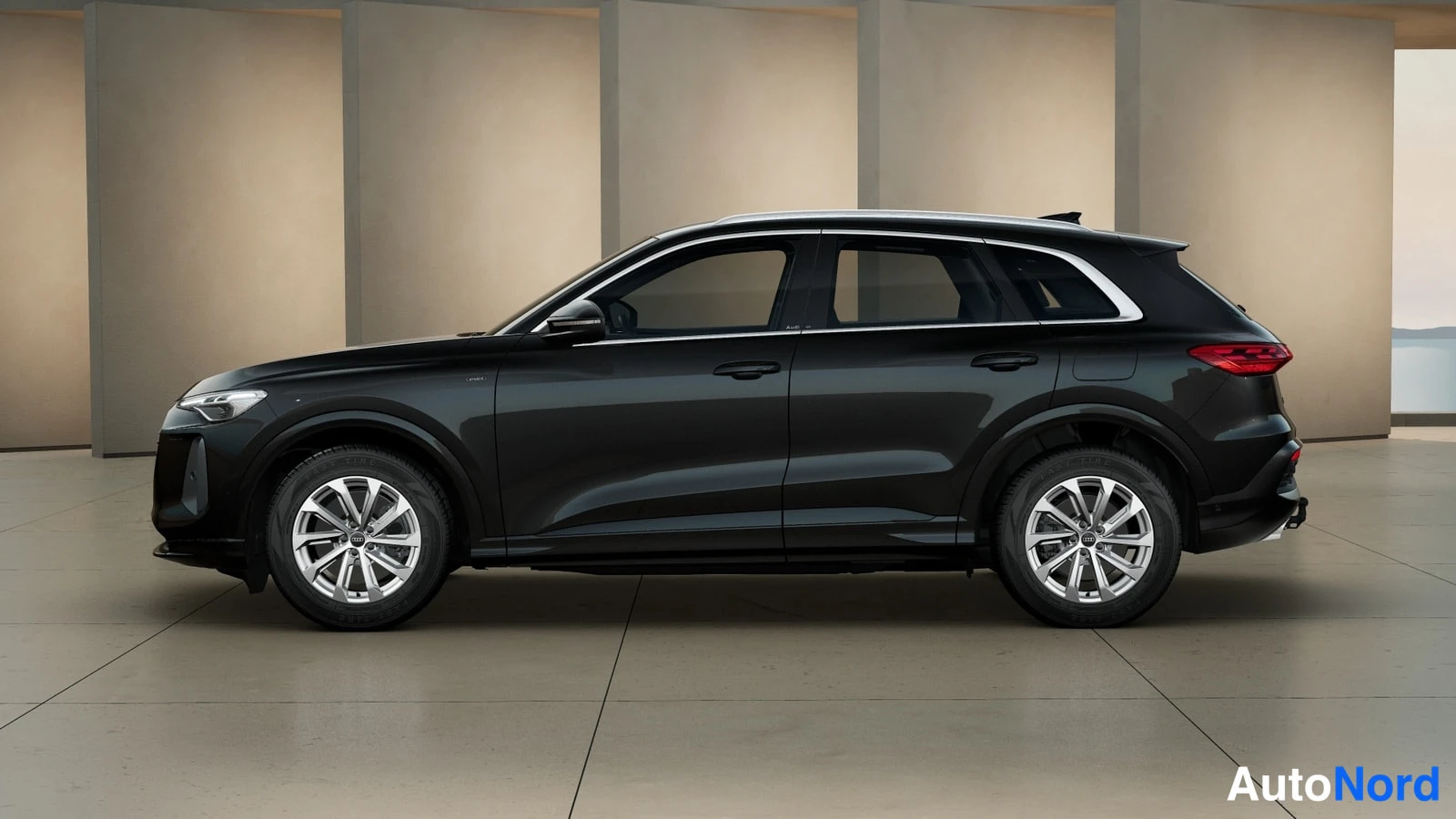 Musta Audi Q5 2026, sivulta, kuva 3