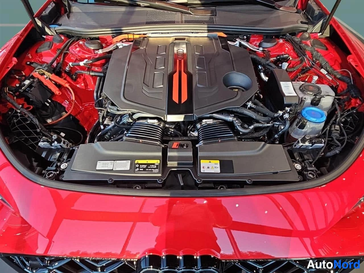 Punainen Audi RS 5 2027, moottoritila, kuva 10
