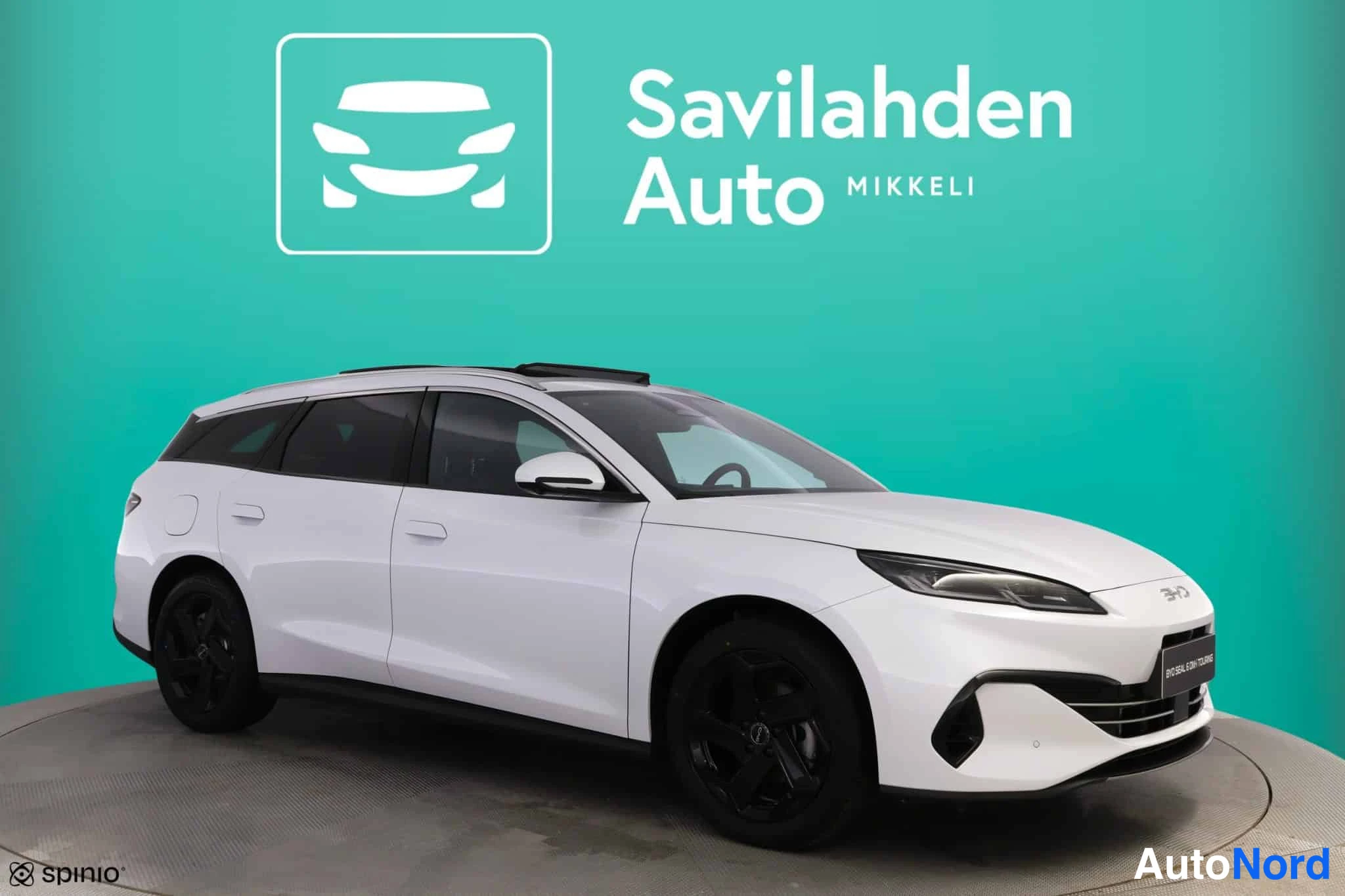 Valkoinen BYD Seal 2025, etuviisto, keula oikealle, kuva 3