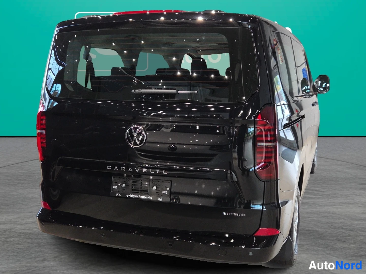 Svart Volkswagen Caravelle 2026, bakifrån, bild 3