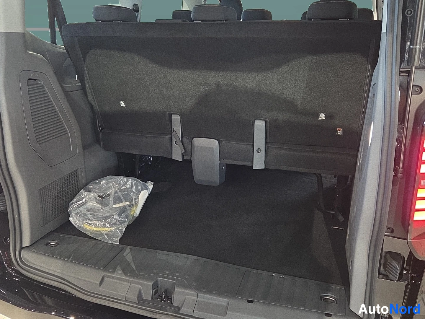 Svart Volkswagen Caravelle 2026, bagageutrymme, bild 8