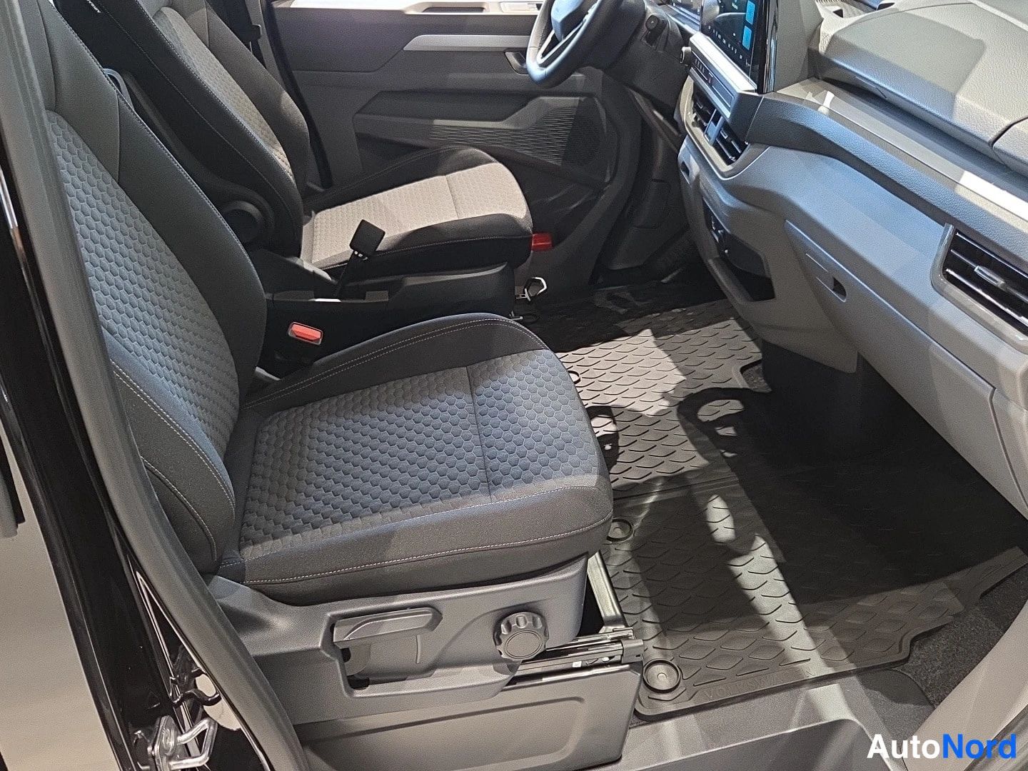 Svart Volkswagen Caravelle 2026, framsäten, bild 5