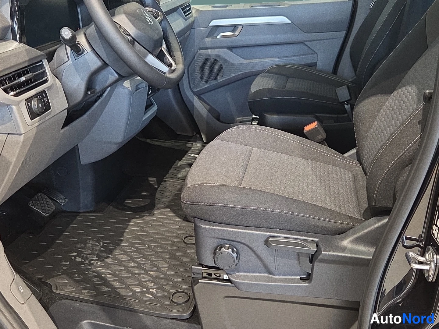 Svart Volkswagen Caravelle 2026, framsäten, bild 6