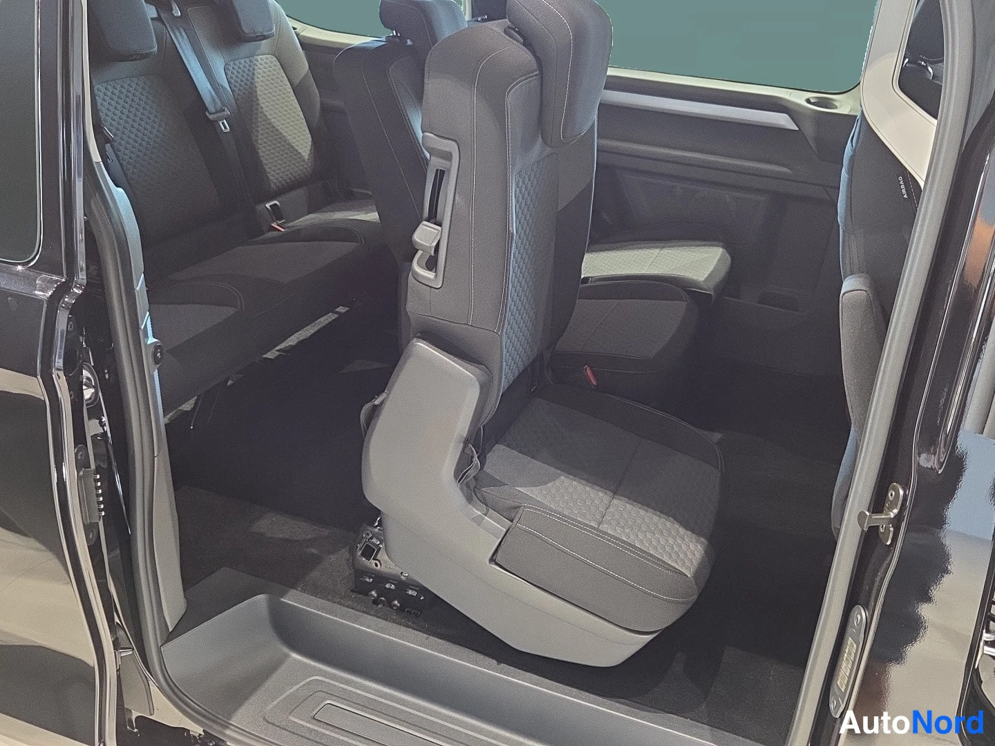 Svart Volkswagen Caravelle 2026, baksäten, bild 7