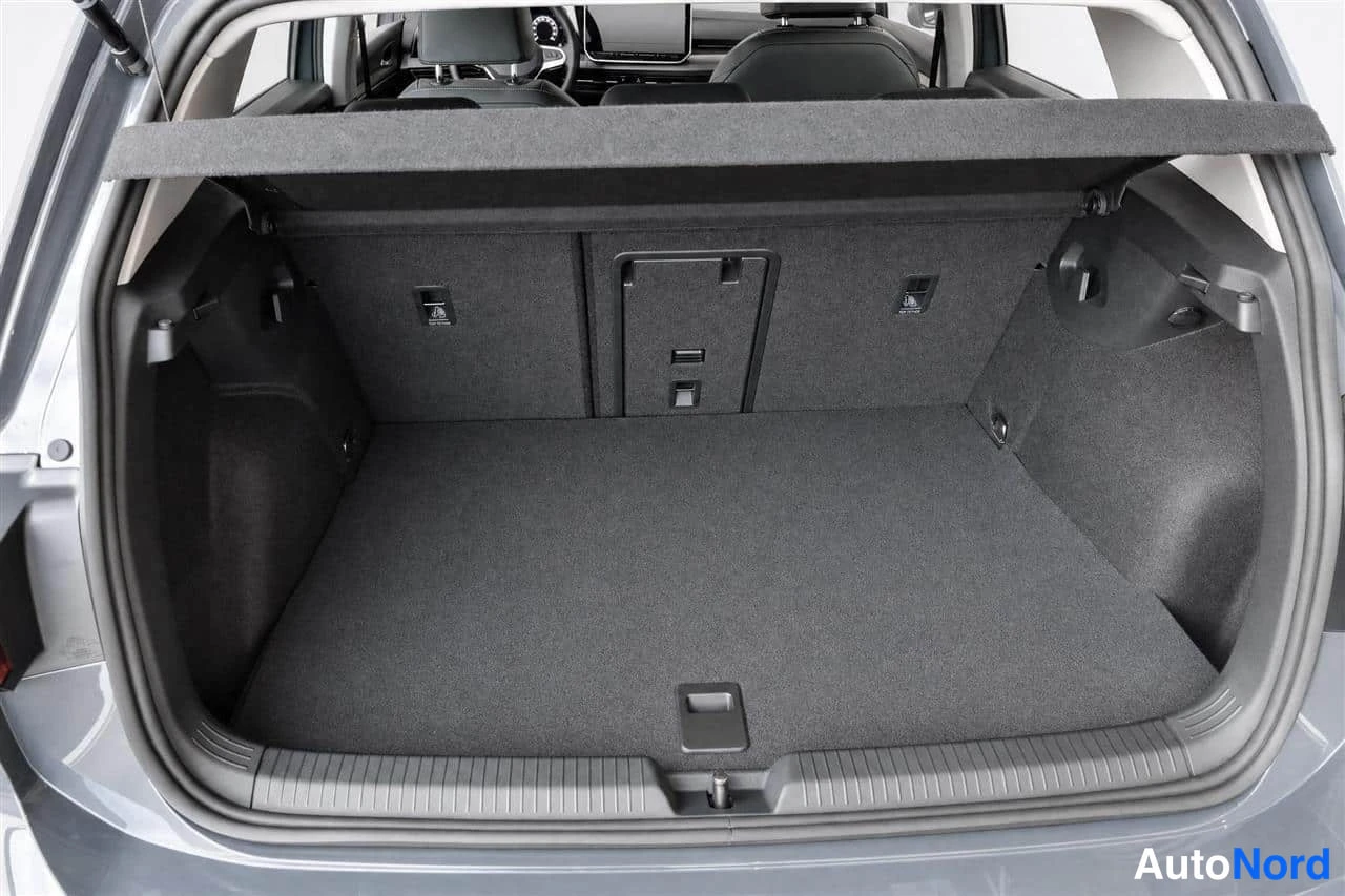 Harmaa Volkswagen Golf 2026, tavaratila, kuva 9