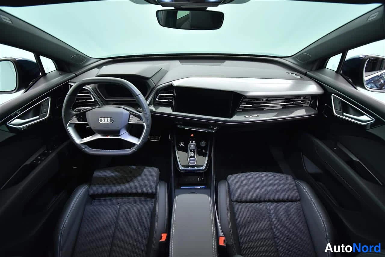 Sininen Audi Q4 e-tron 2024, ohjaamo, kuva 14