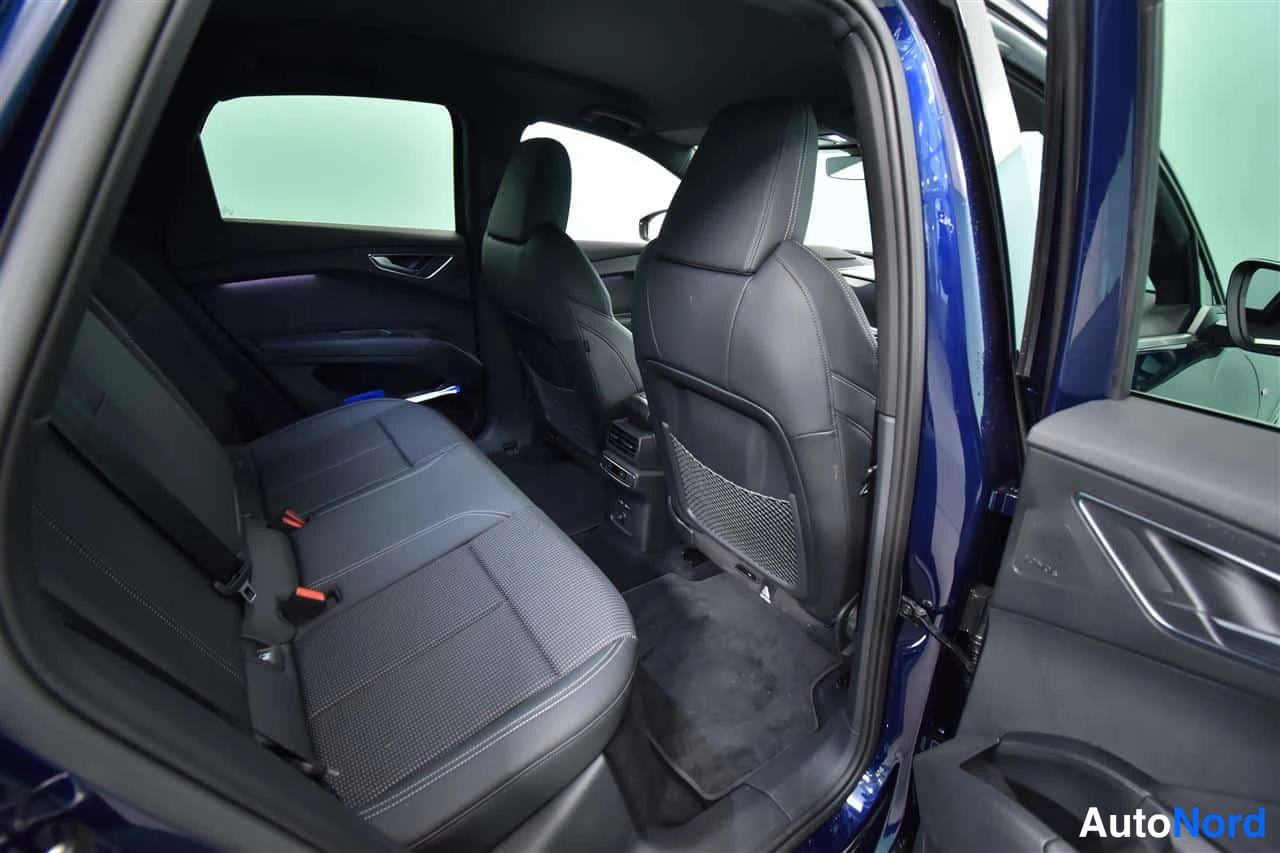 Sininen Audi Q4 e-tron 2024, takaistuimet, kuva 23