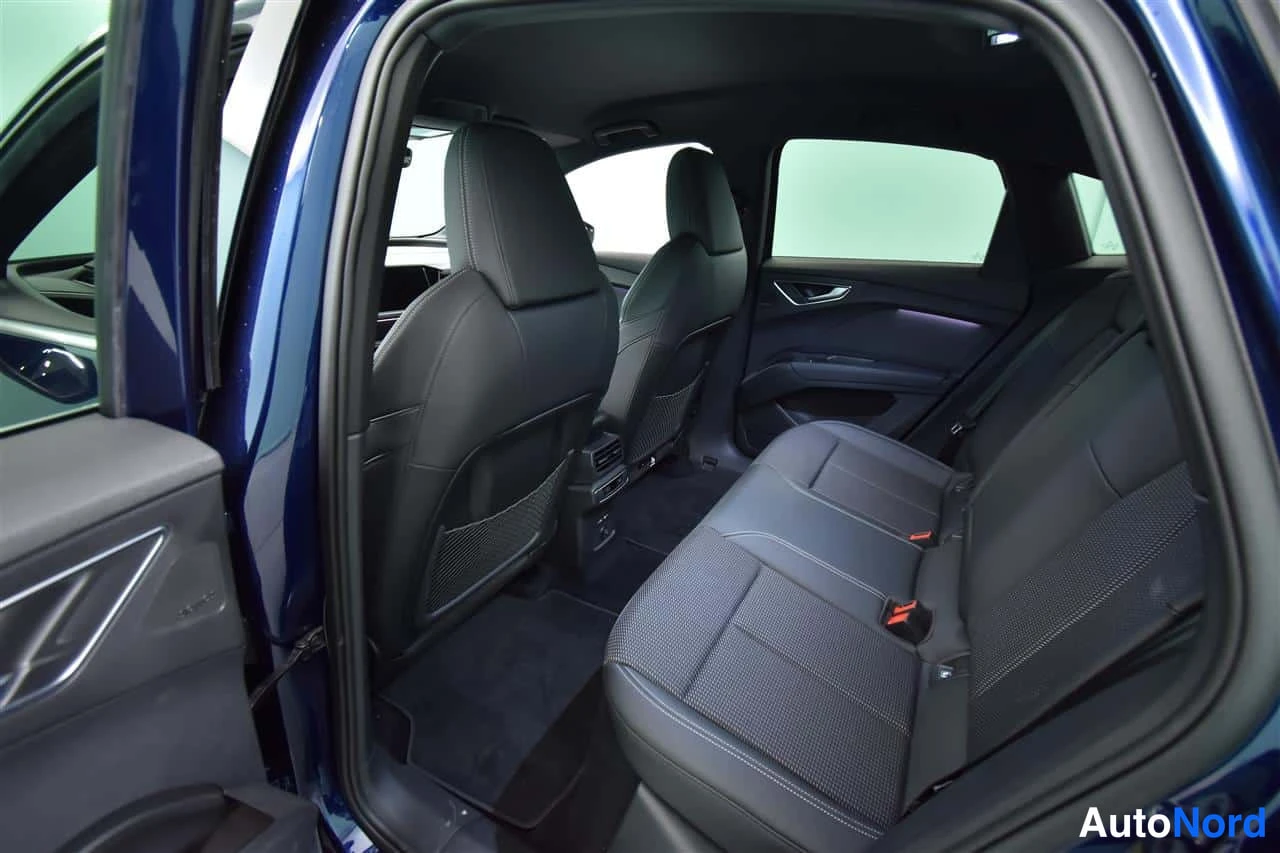 Sininen Audi Q4 e-tron 2024, takaistuimet, kuva 24