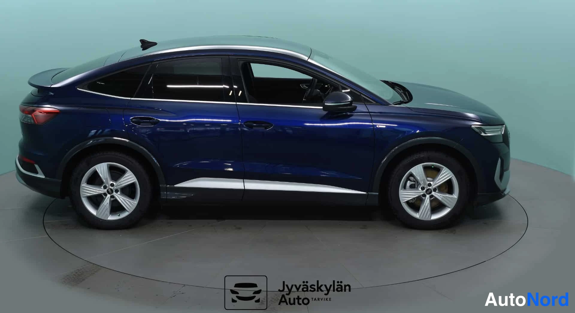 Sininen Audi Q4 e-tron 2024, etuviisto, keula oikealle, kuva 2