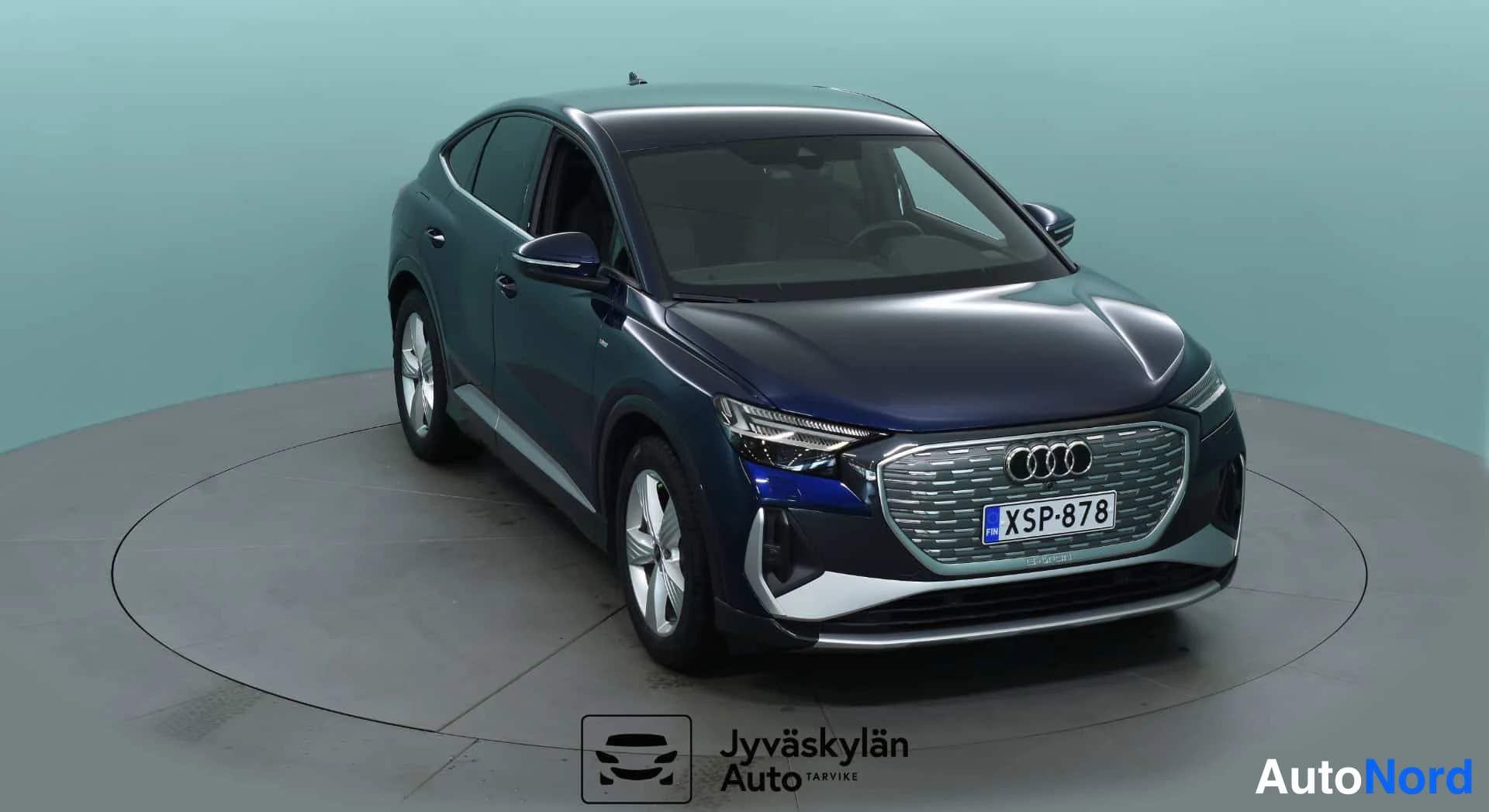 Sininen Audi Q4 e-tron 2024, etuviisto, keula oikealle, kuva 3