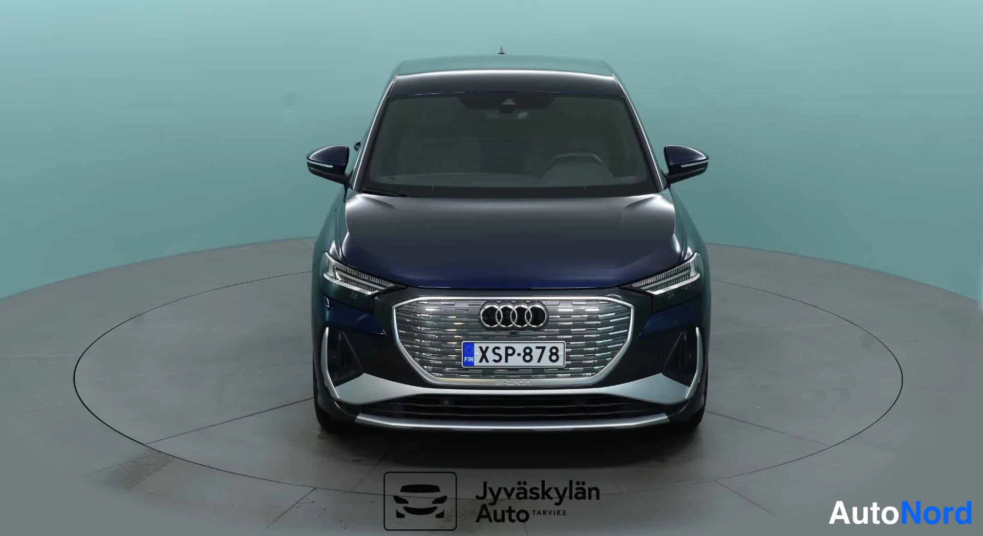 Sininen Audi Q4 e-tron 2024, edestä, kuva 4
