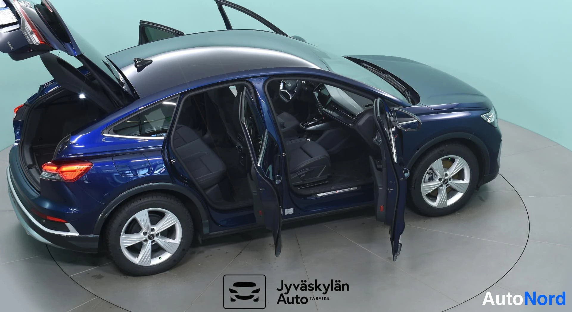 Sininen Audi Q4 e-tron 2024, takaviisto, kuva 7