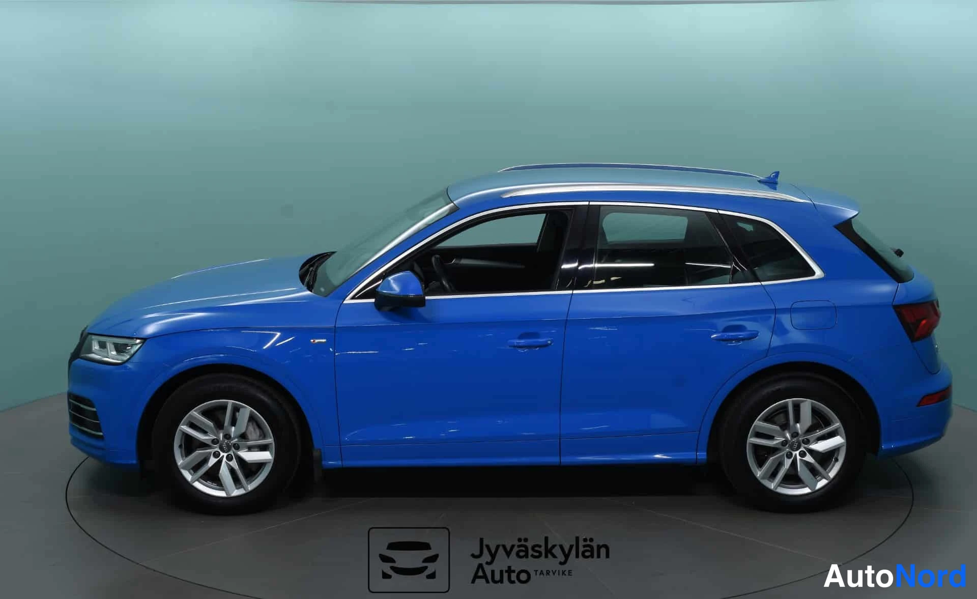 Sininen Audi Q5 2020, etuviisto, keula vasemmalle, kuva 2