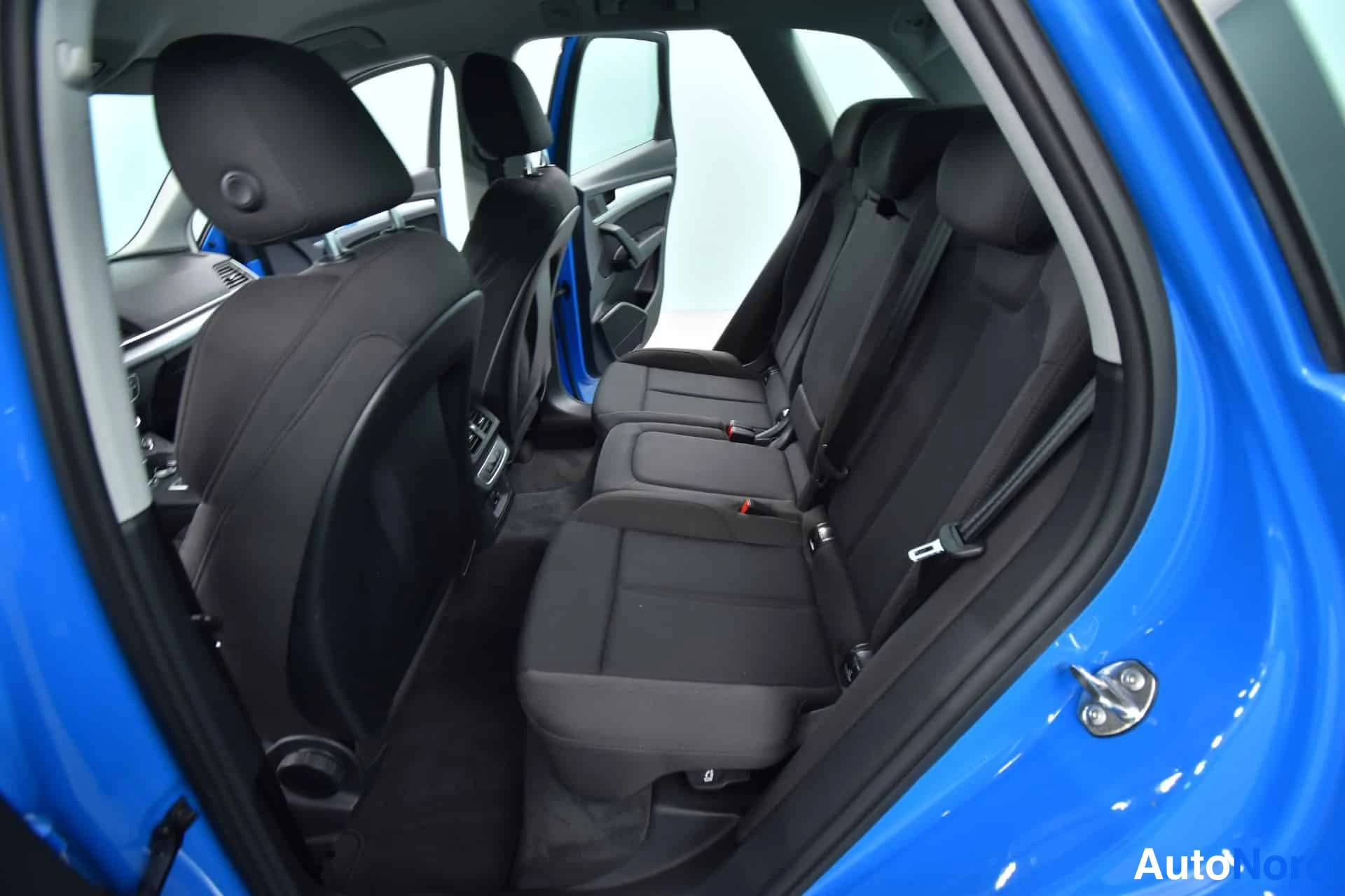 Sininen Audi Q5 2020, takaistuimet, kuva 19
