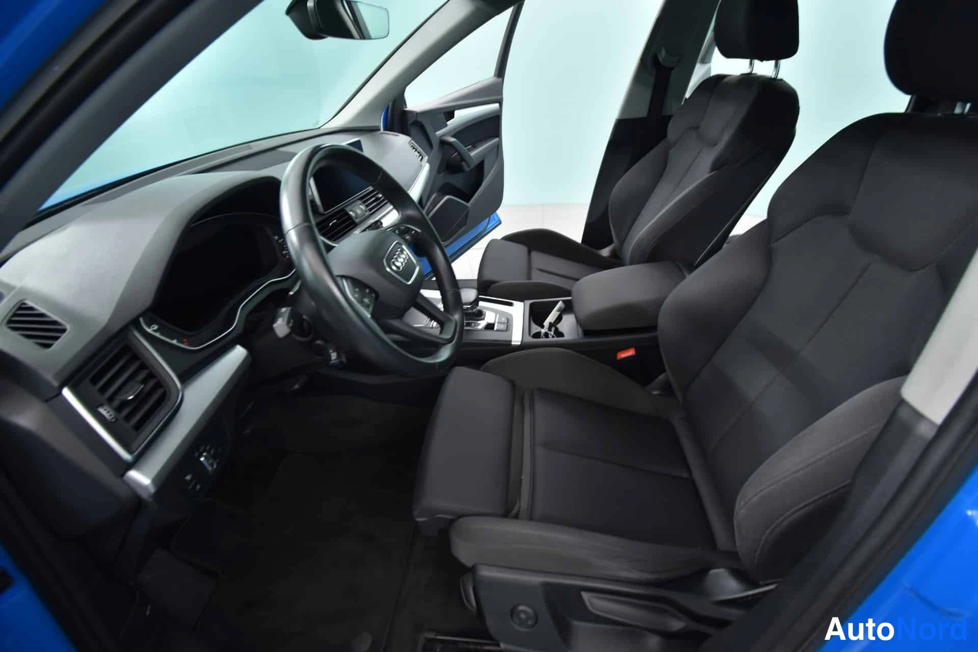 Sininen Audi Q5 2020, ohjaamo, kuva 14
