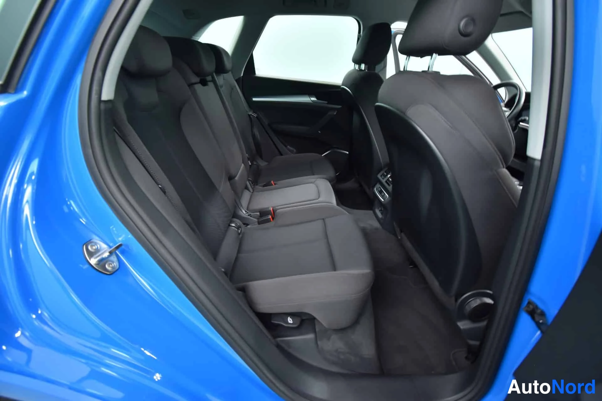 Sininen Audi Q5 2020, takaistuimet, kuva 20