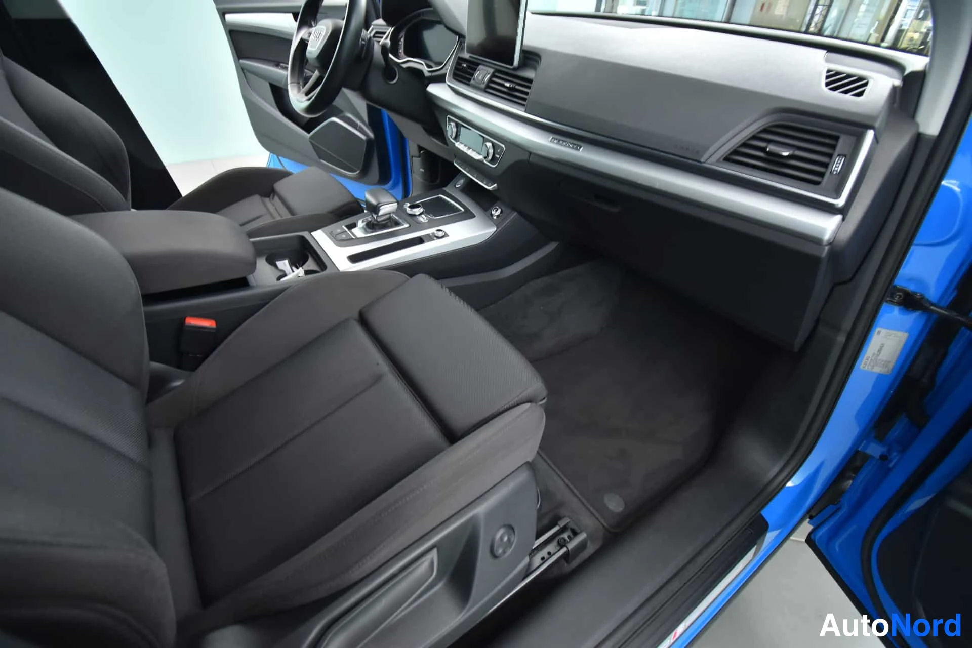 Sininen Audi Q5 2020, ohjaamo, kuva 15