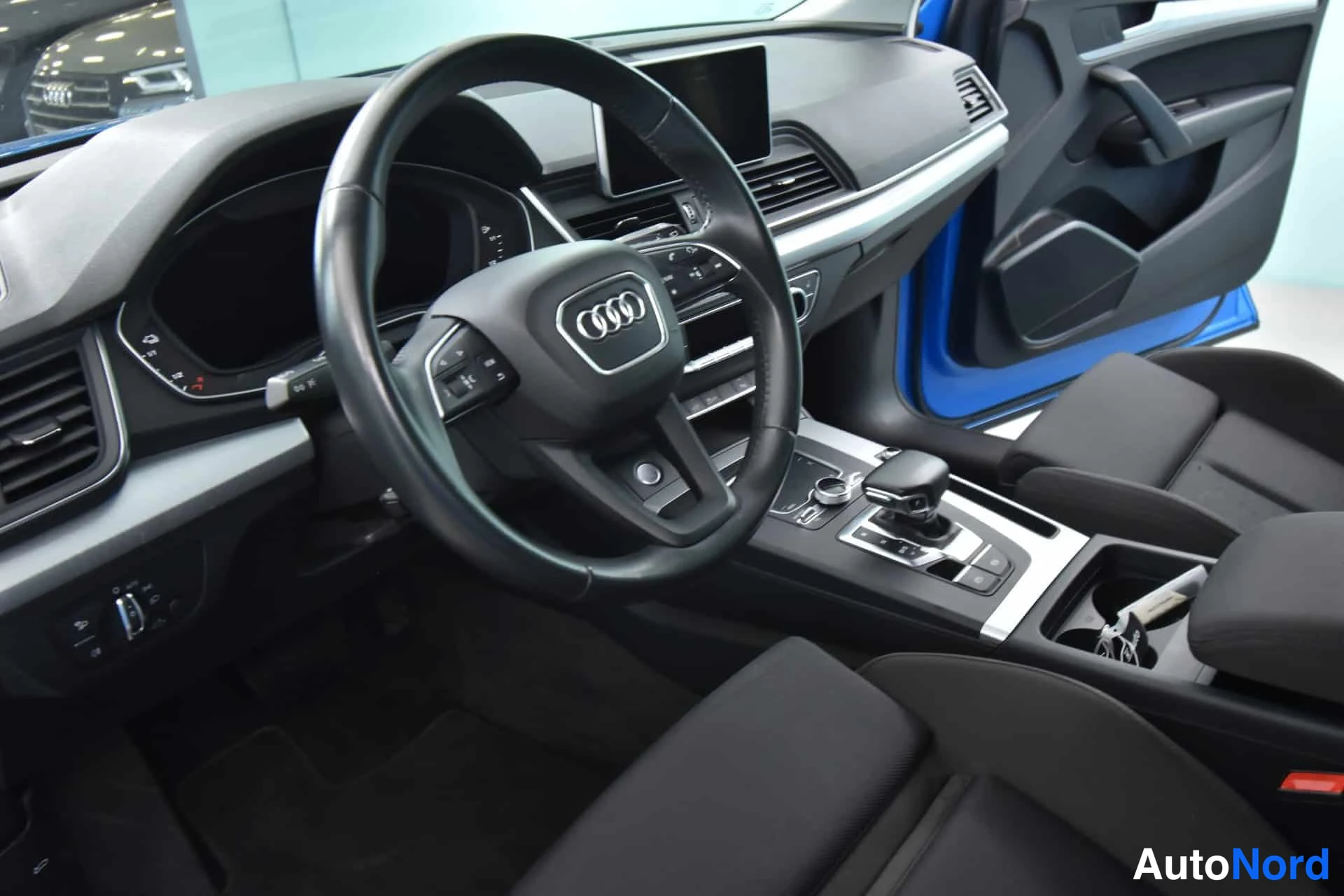 Sininen Audi Q5 2020, ohjaamo, kuva 16