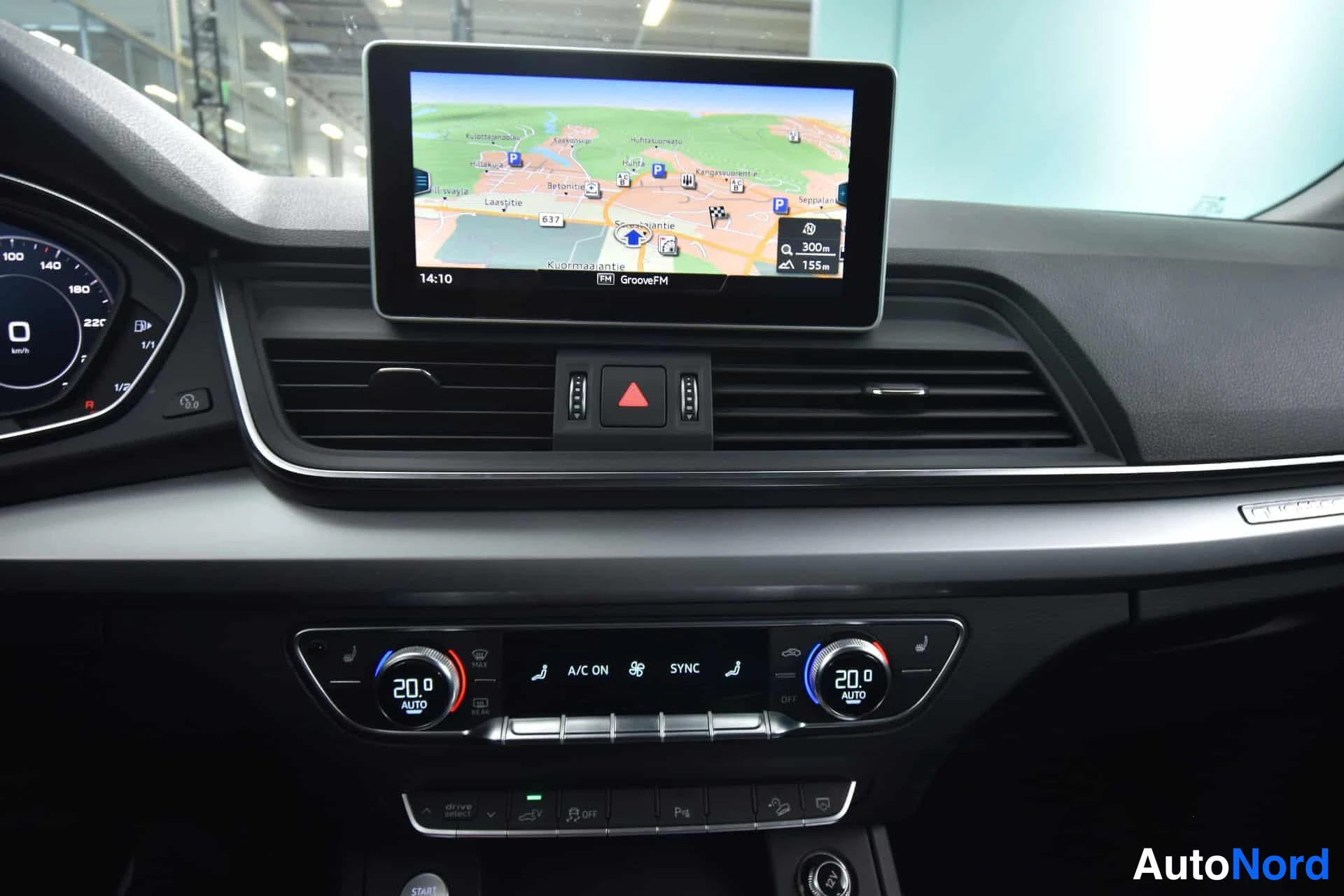 Sininen Audi Q5 2020, ohjaamo, kuva 17