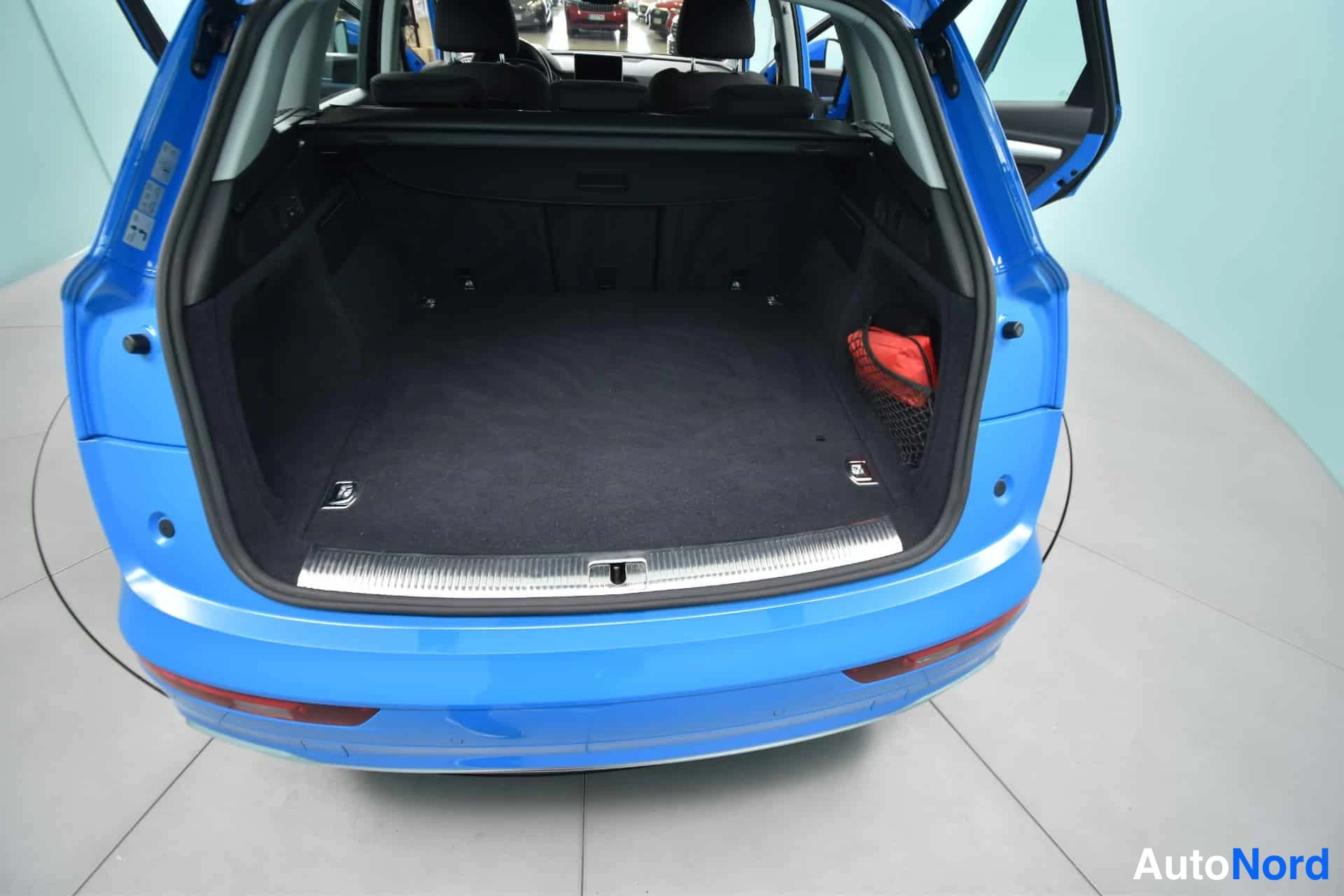 Sininen Audi Q5 2020, tavaratila, kuva 21