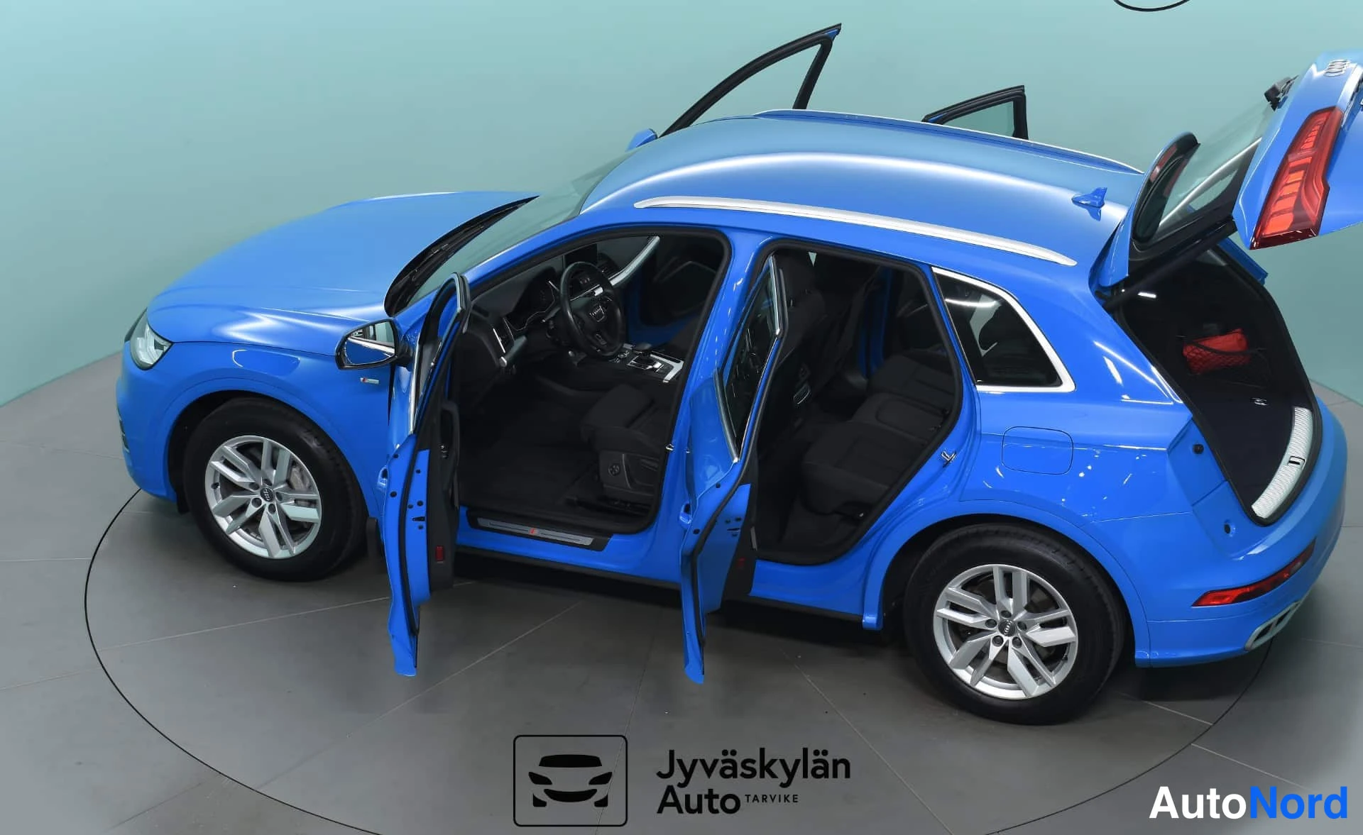 Sininen Audi Q5 2020, takaviisto, kuva 10