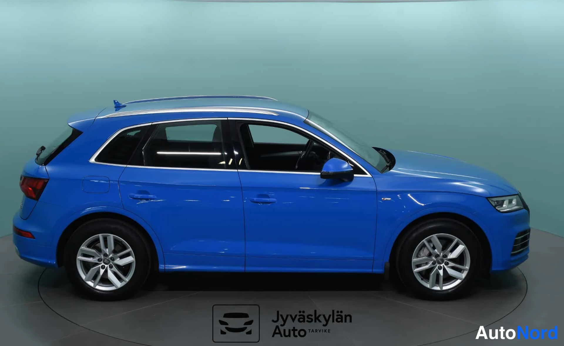 Sininen Audi Q5 2020, etuviisto, keula oikealle, kuva 3