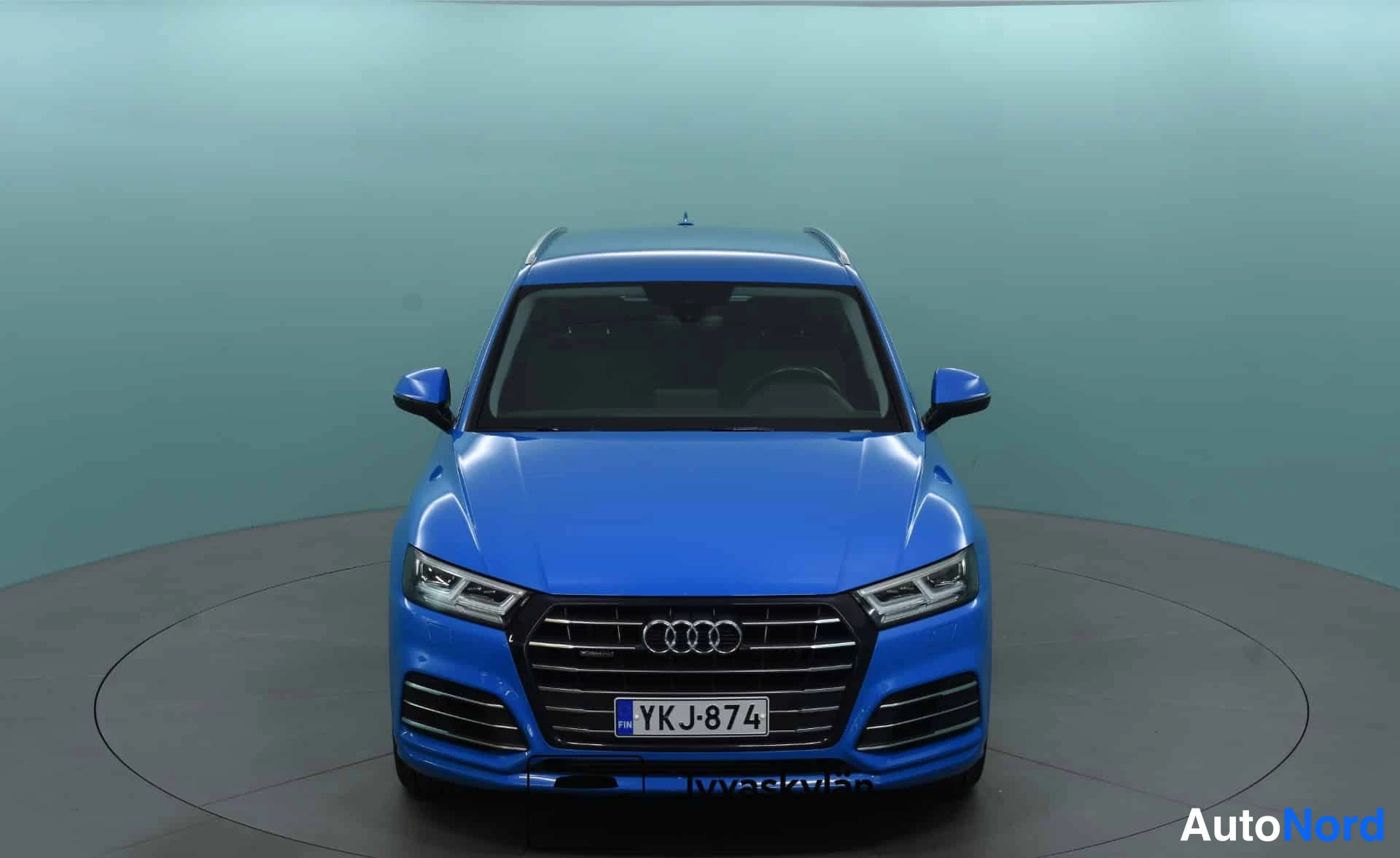 Sininen Audi Q5 2020, edestä, kuva 6